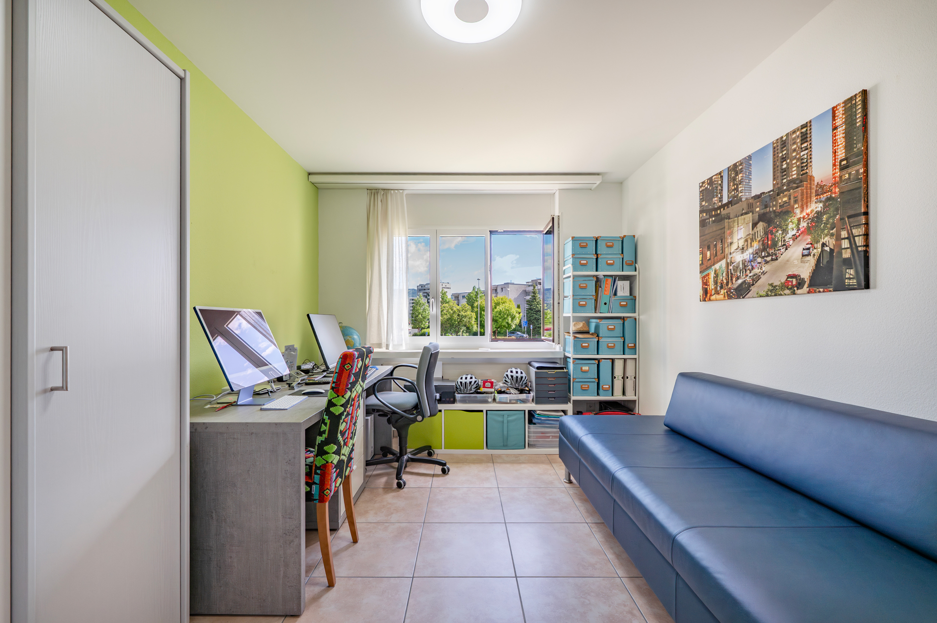 Kompaktes Arbeits- und Wohnzimmer mit Balkonblick