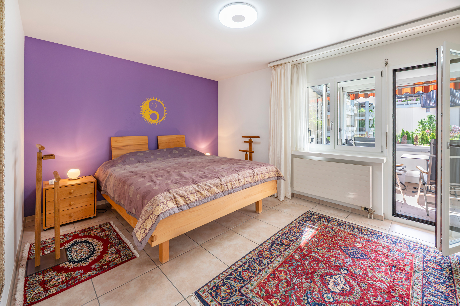 Schlafzimmer mit Balkonzugang