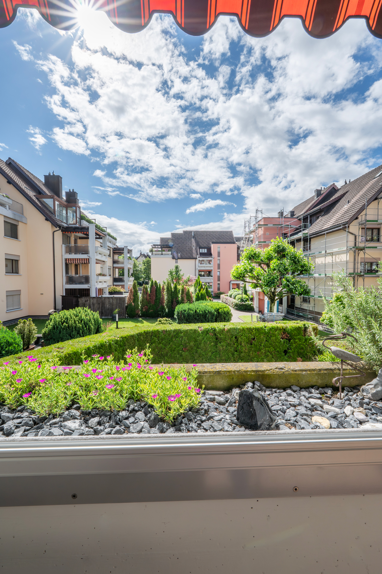 Blick vom Balkon auf gepflegten Innenhof