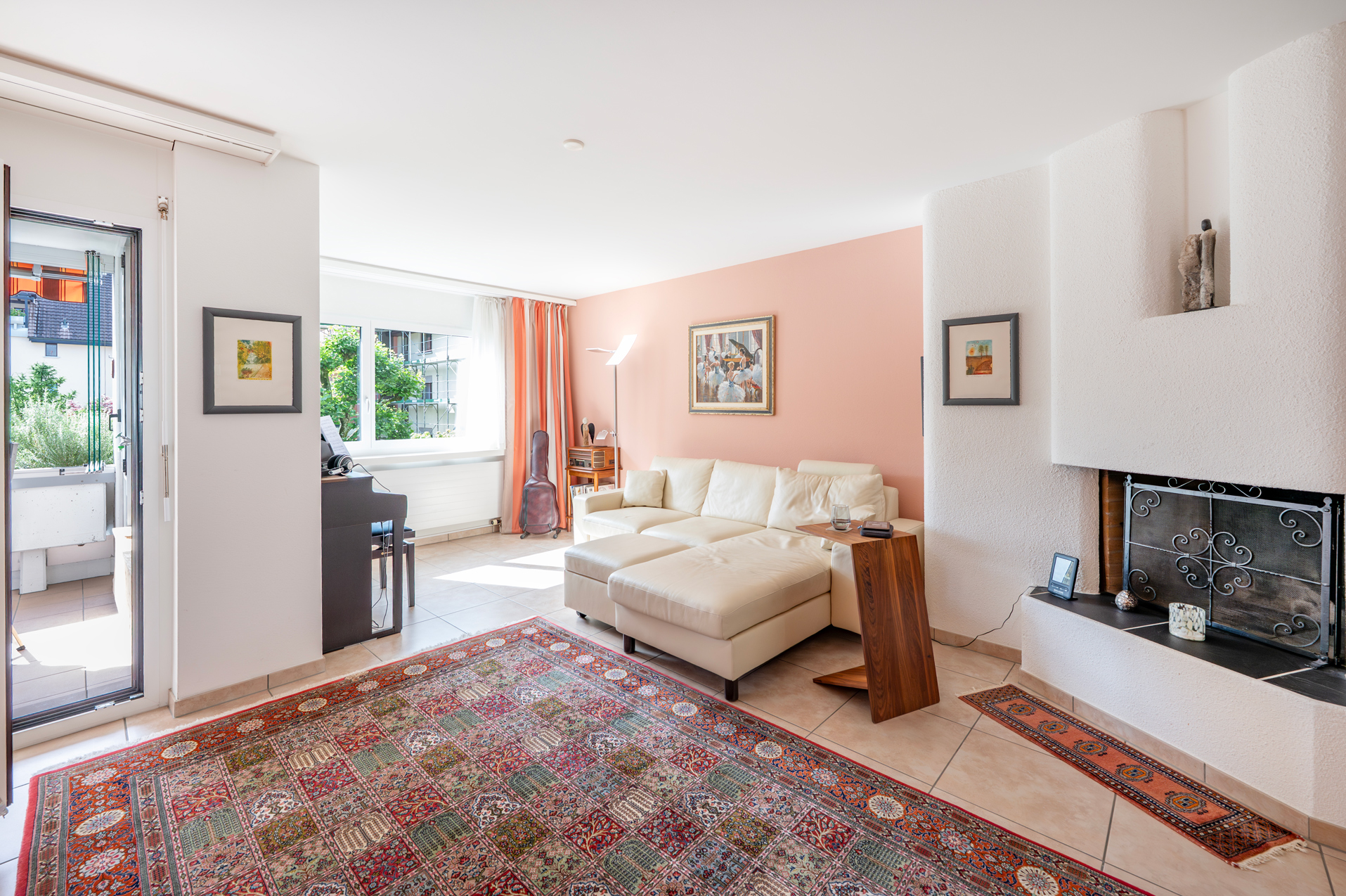 Helles Wohnzimmer mit Kamin
