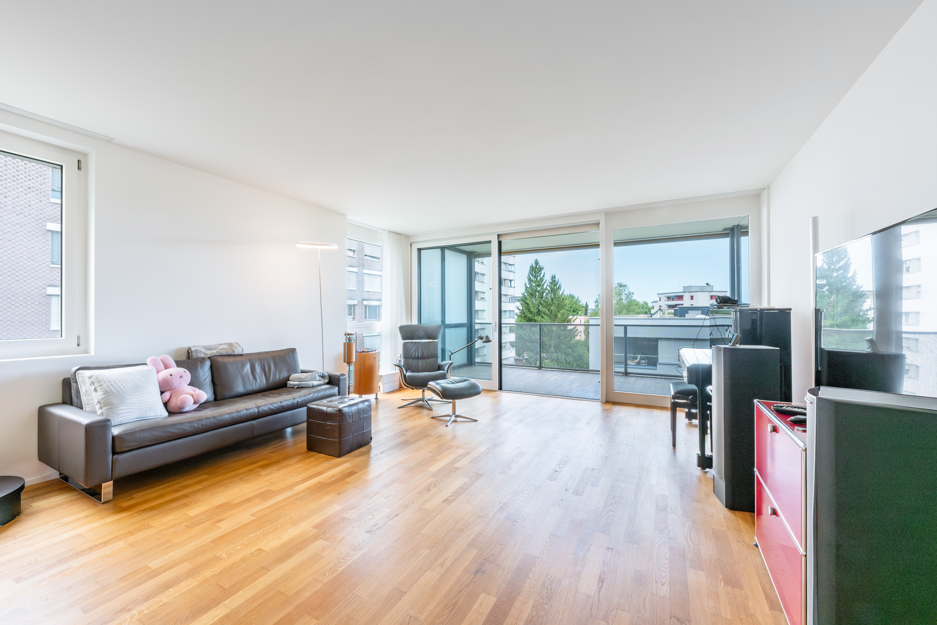 Heller Wohnraum mit Balkon und Ausblick