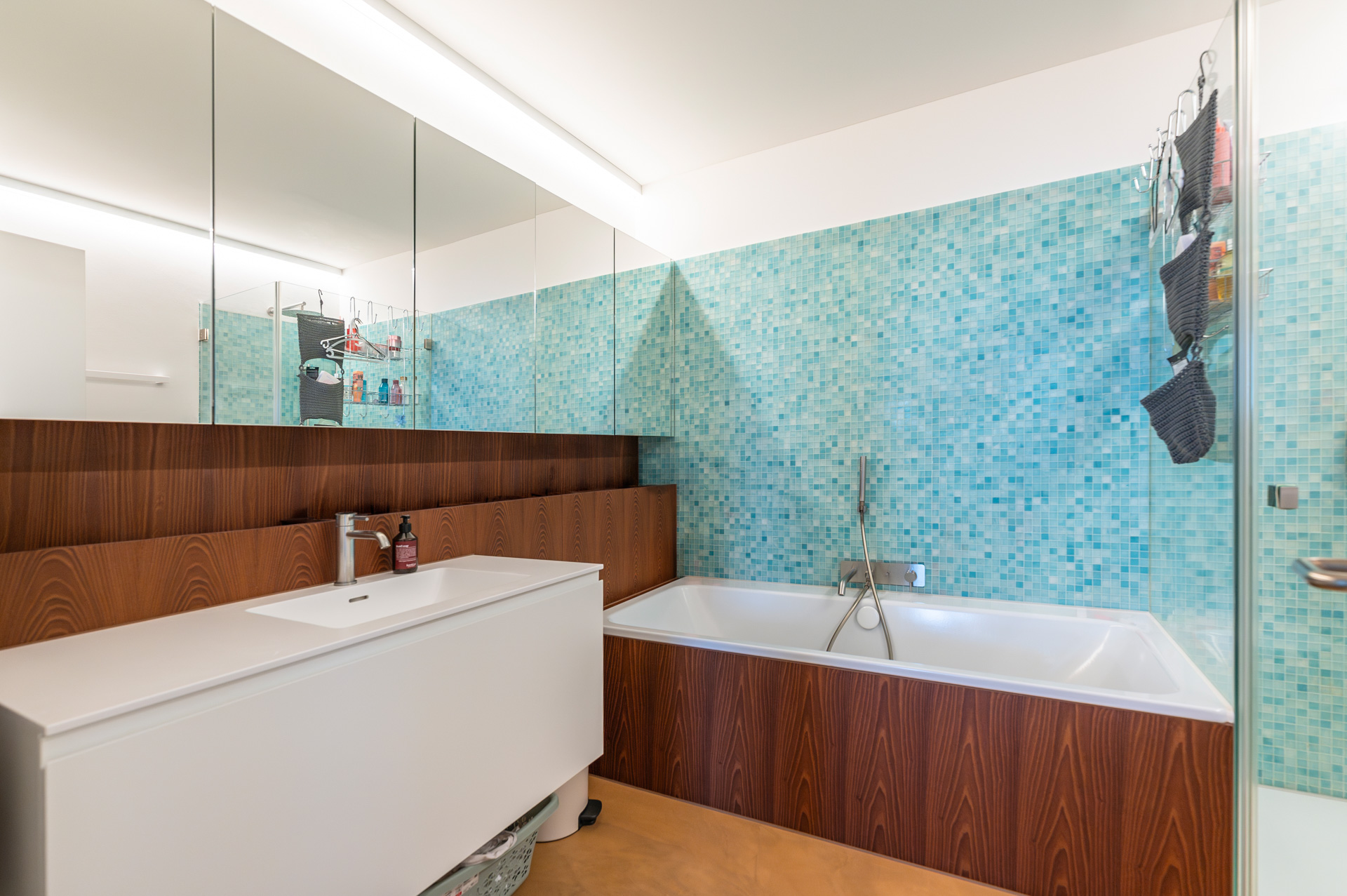 Modernes Badezimmer mit Badewanne und Waschtisch