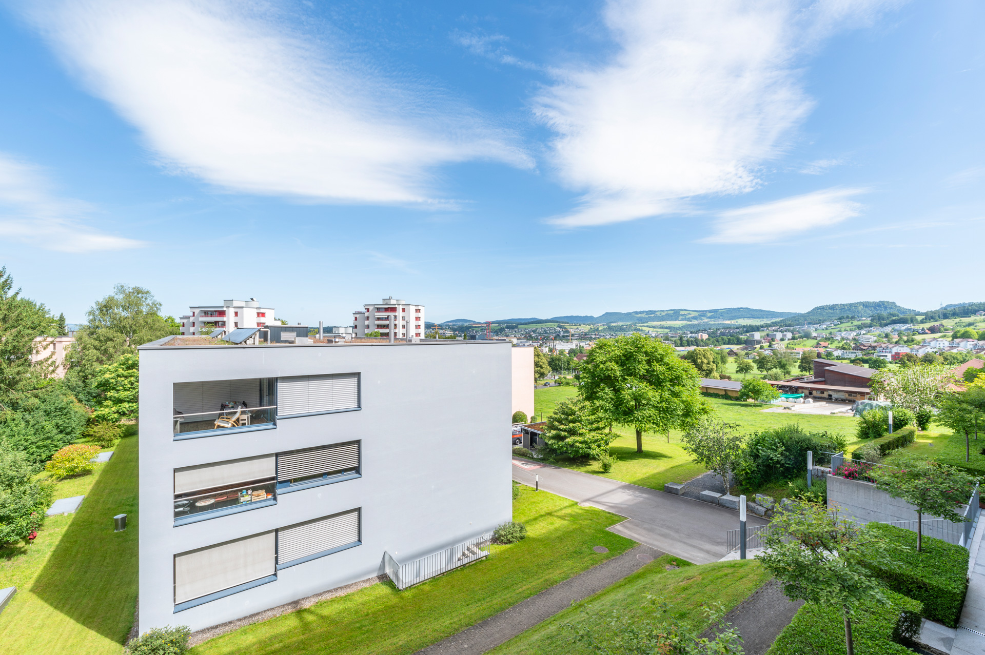 Moderne Wohnanlage mit Panoramablick