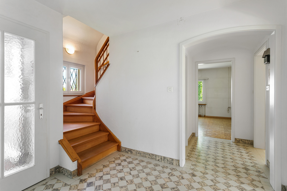 Heller Eingangsbereich mit Treppe