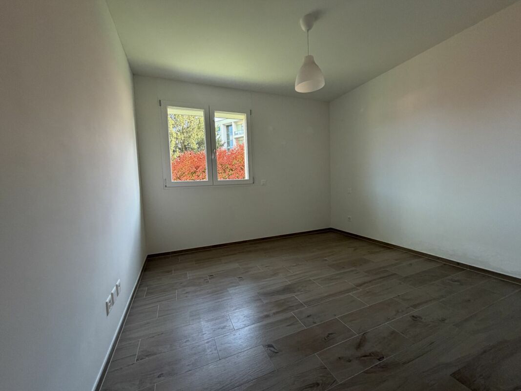 Leeres helles Zimmer mit Fenster