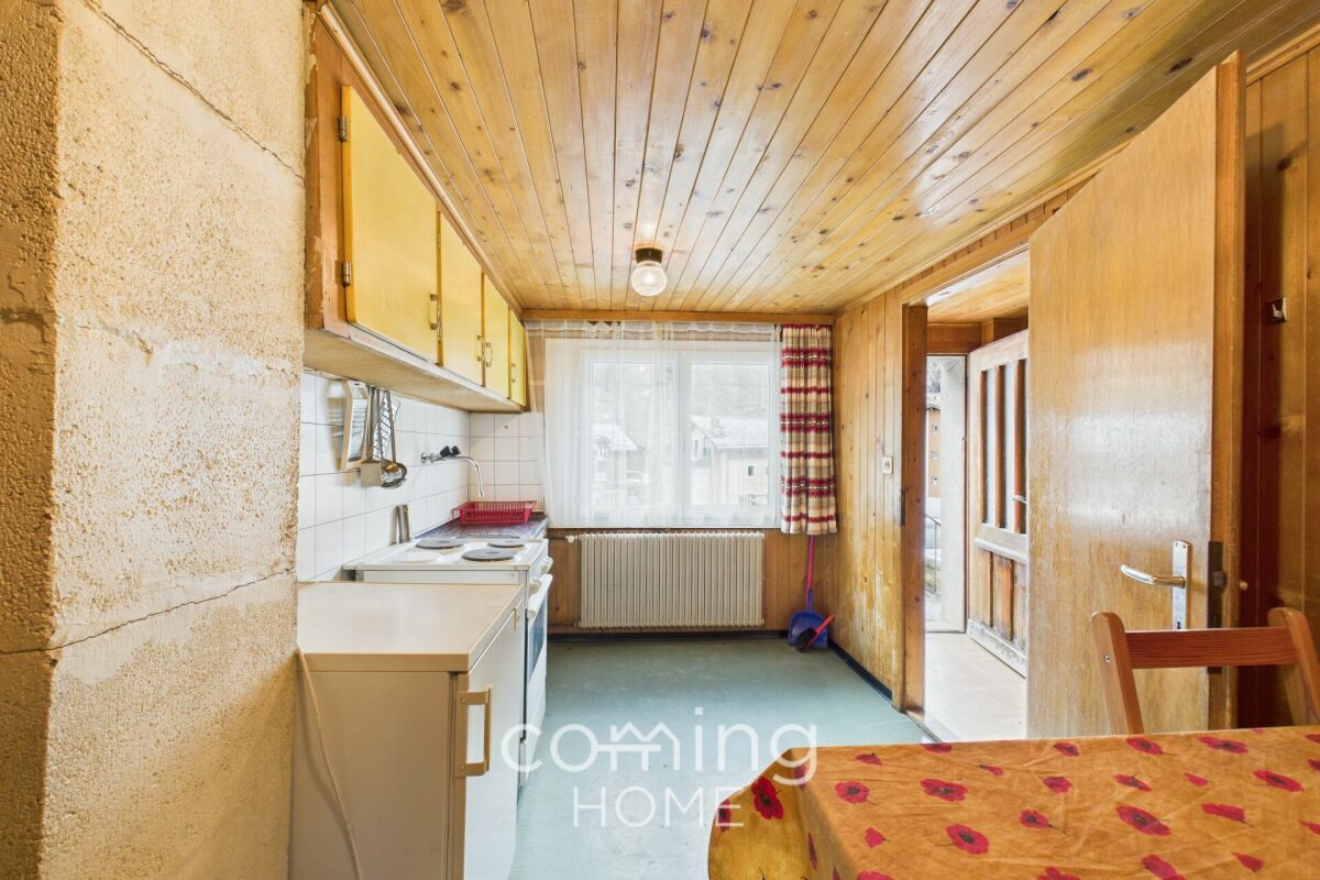 Einfache Küche mit Holzverkleidung