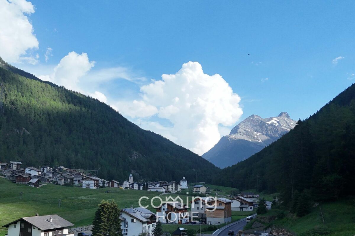 Alpines Tal mit Bergdorf