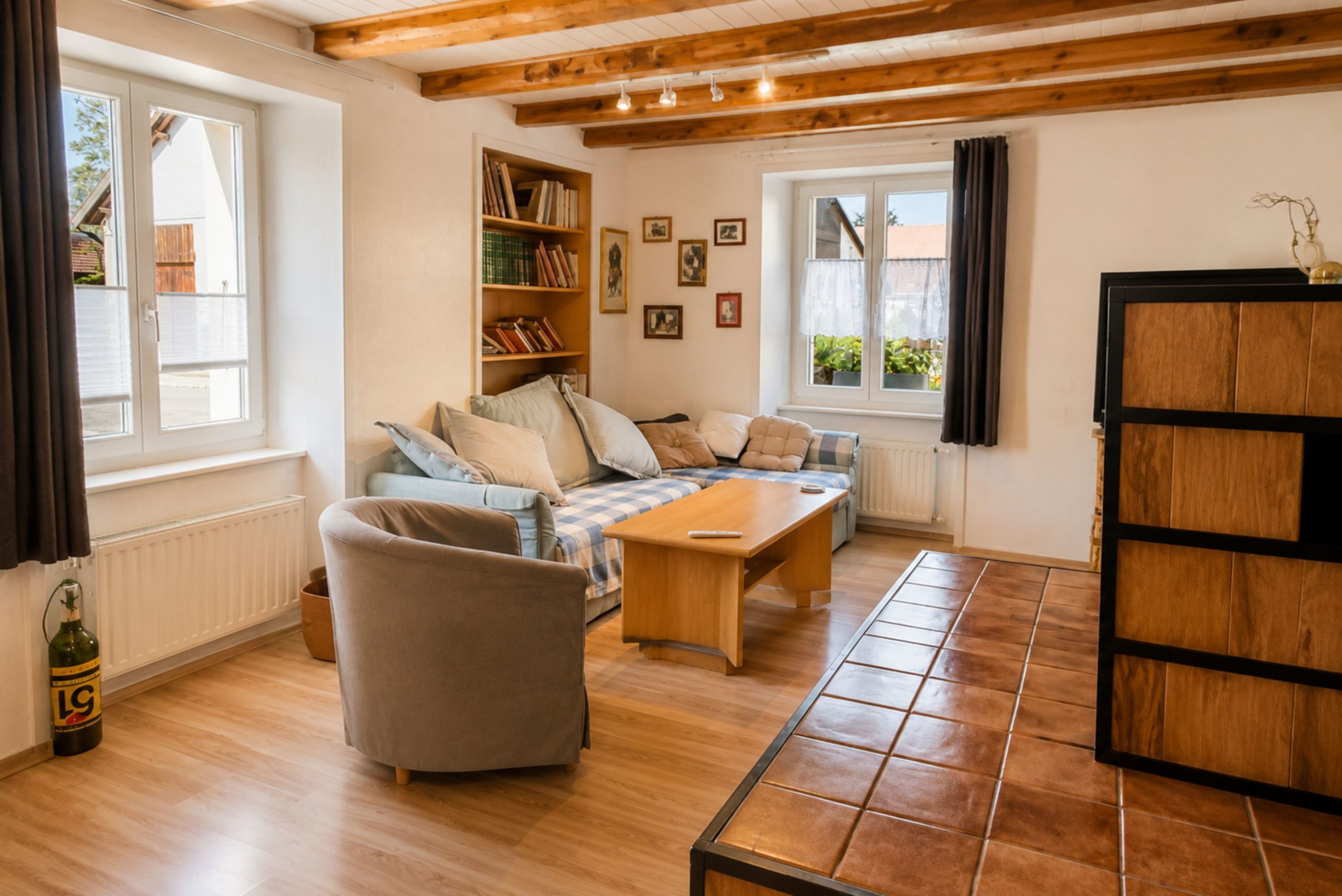 Gemütliches Wohn-/Schlafzimmer mit Holzbalkendecke
