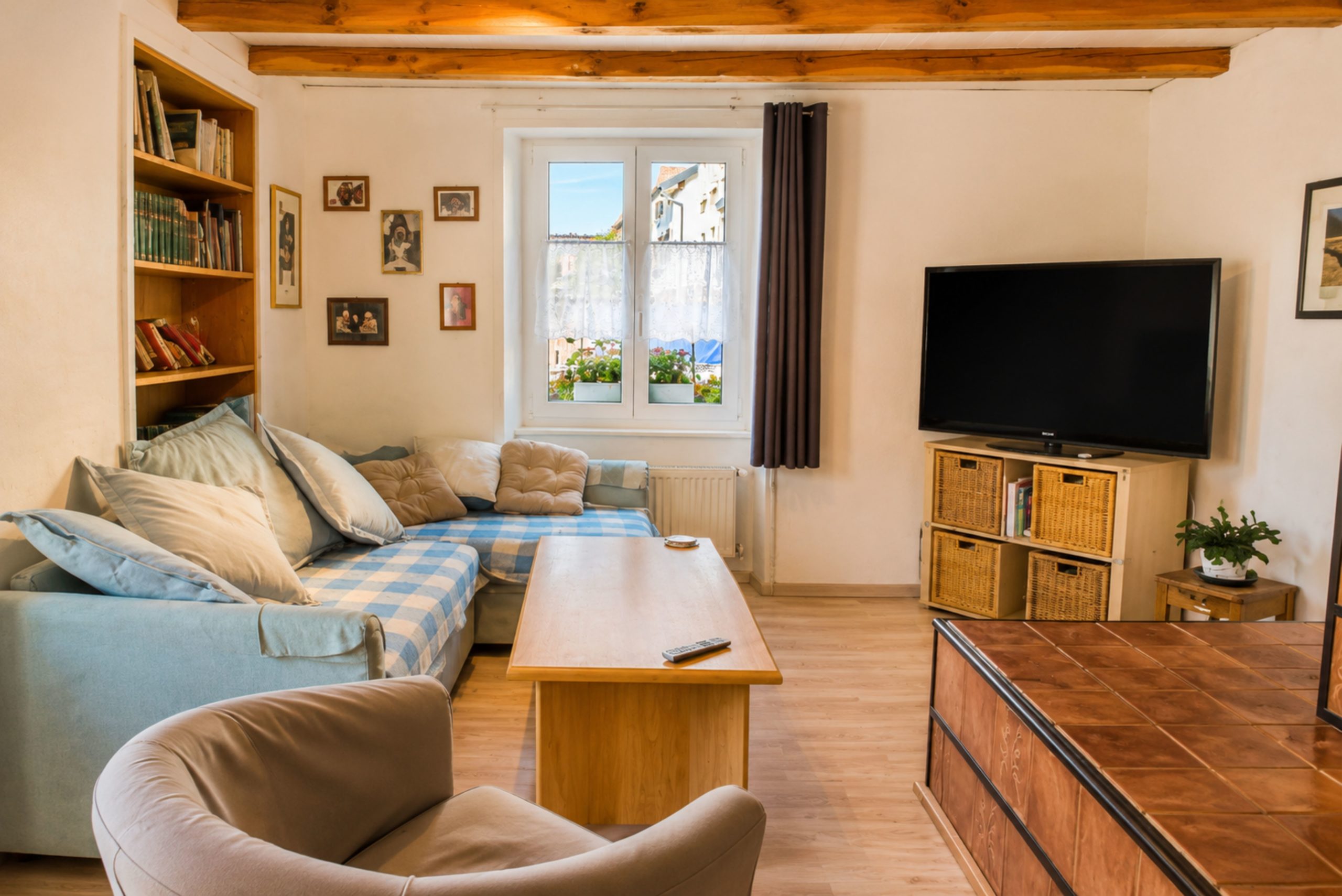 Gemütliches Wohnzimmer mit Holzbalken