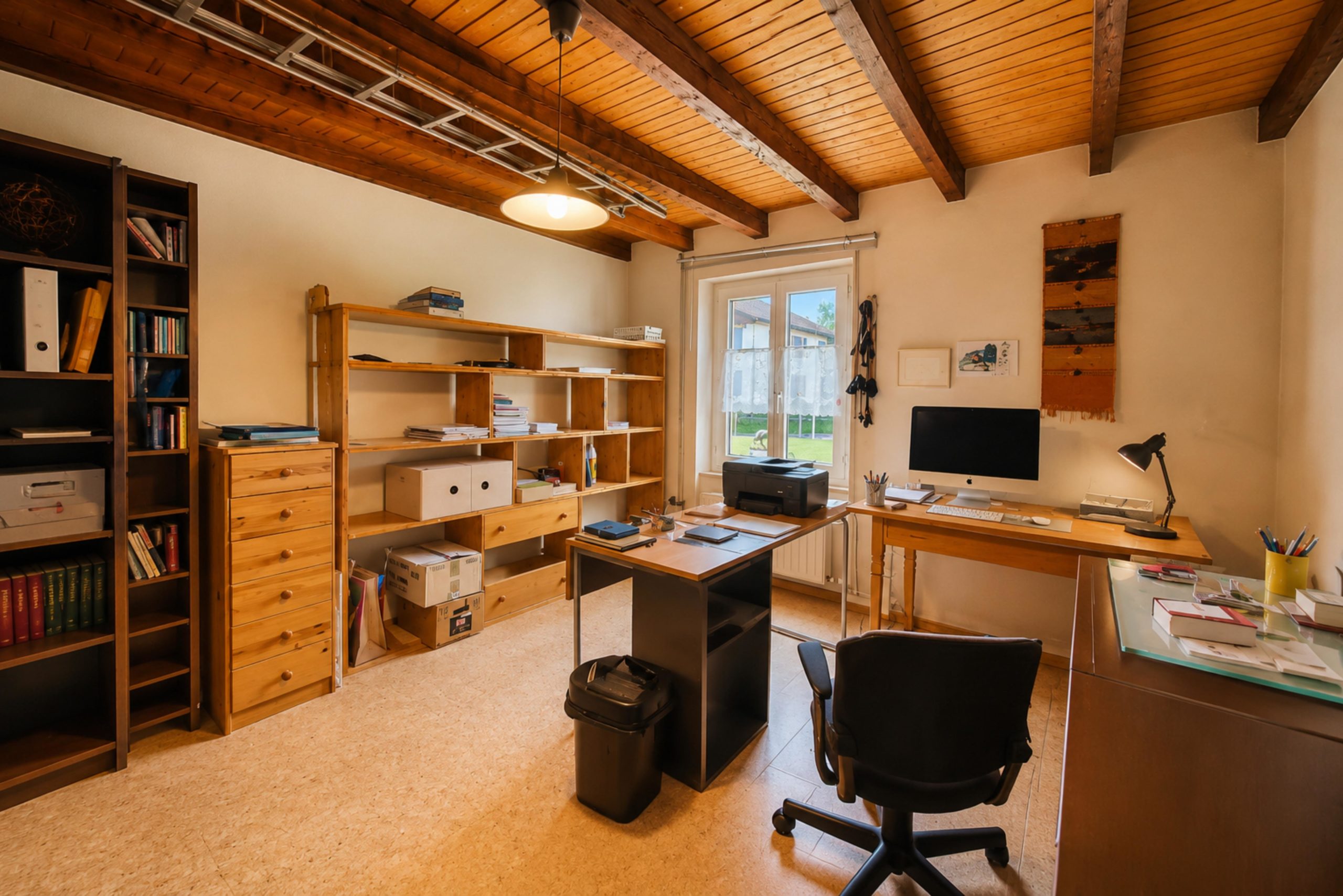 Arbeitszimmer mit Holzdecke