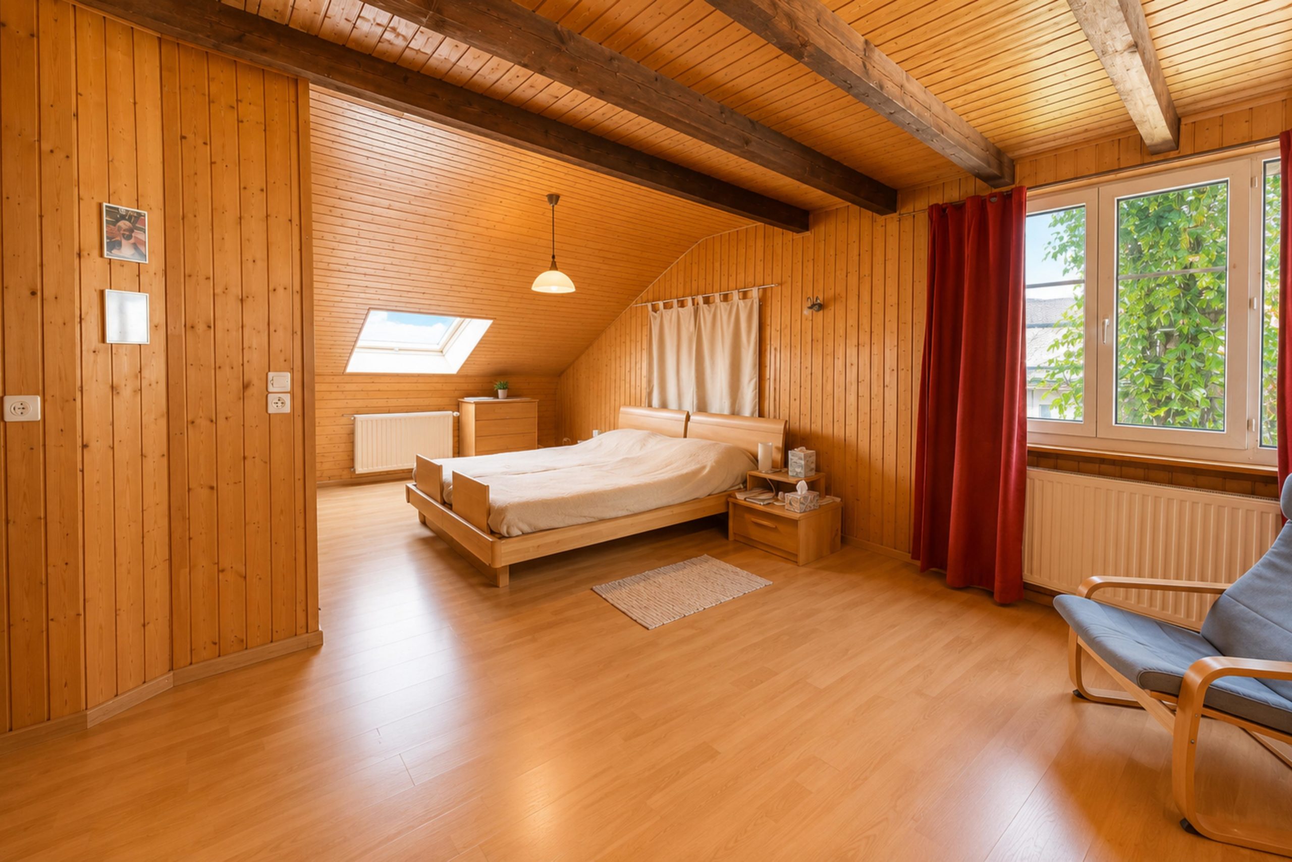 Gemütliches Dachgeschoss-Schlafzimmer mit Holzverkleidung
