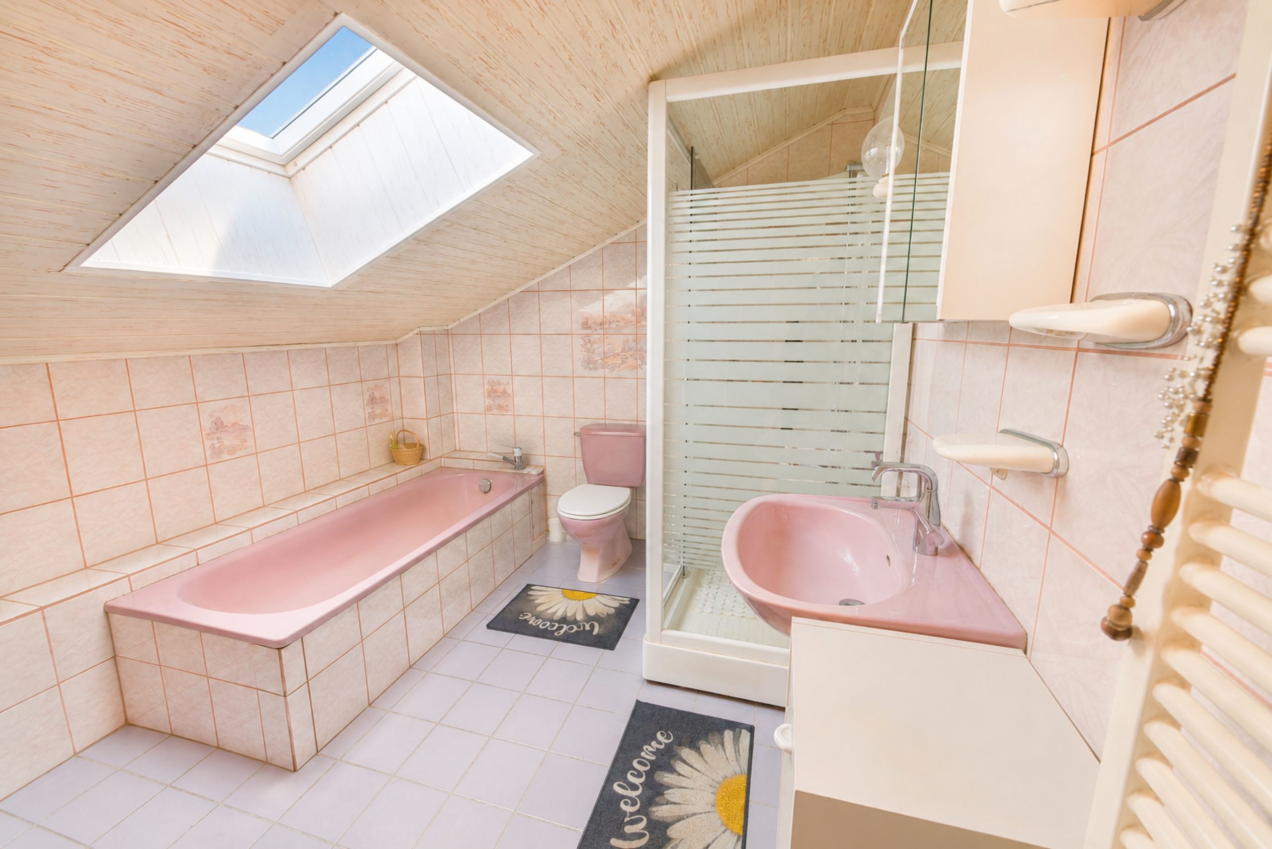 Pastellfarbenes Badezimmer im Dachgeschoss