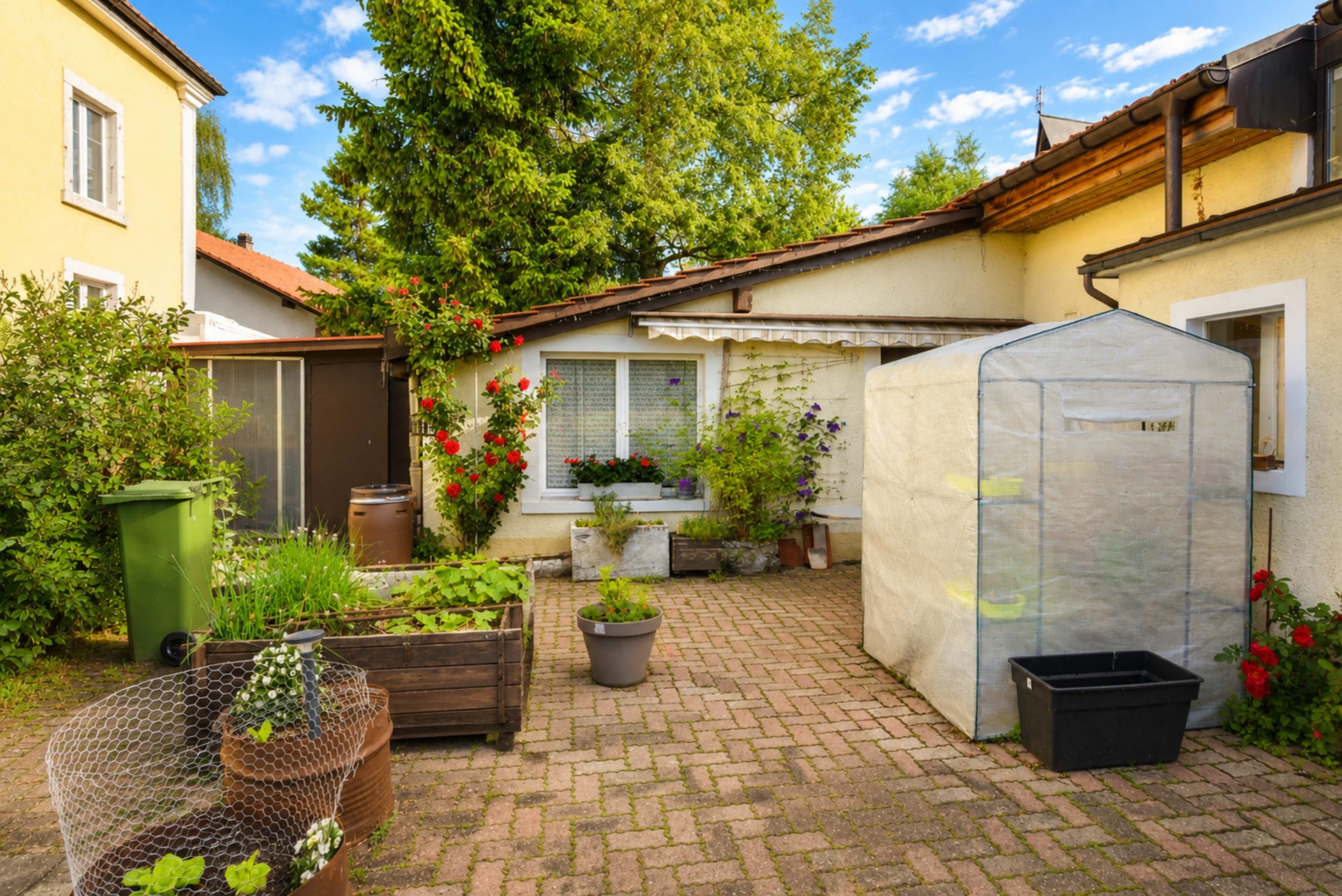 Gemütlicher Innenhof mit bepflanztem Patio
