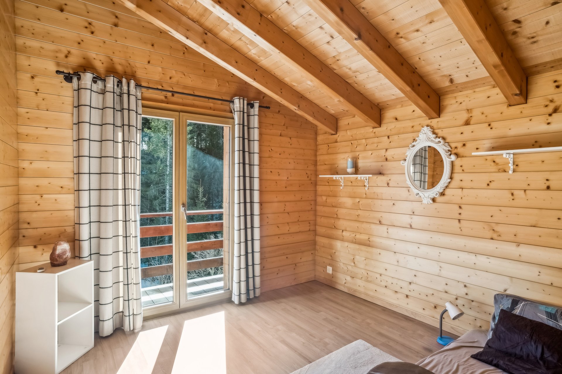 Helles Holzschlafzimmer mit Balkonzugang