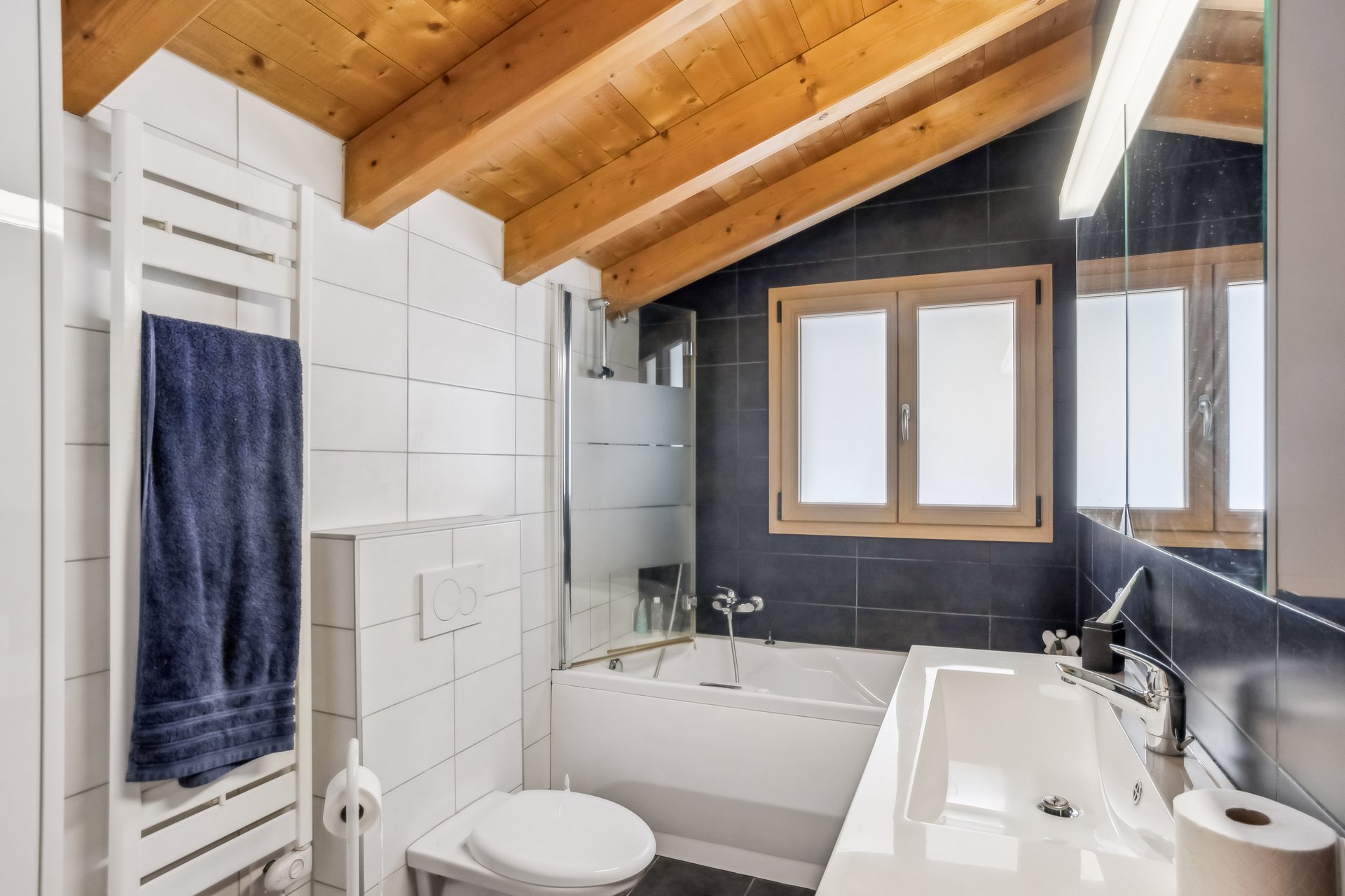 Modernes Badezimmer mit Dachschräge