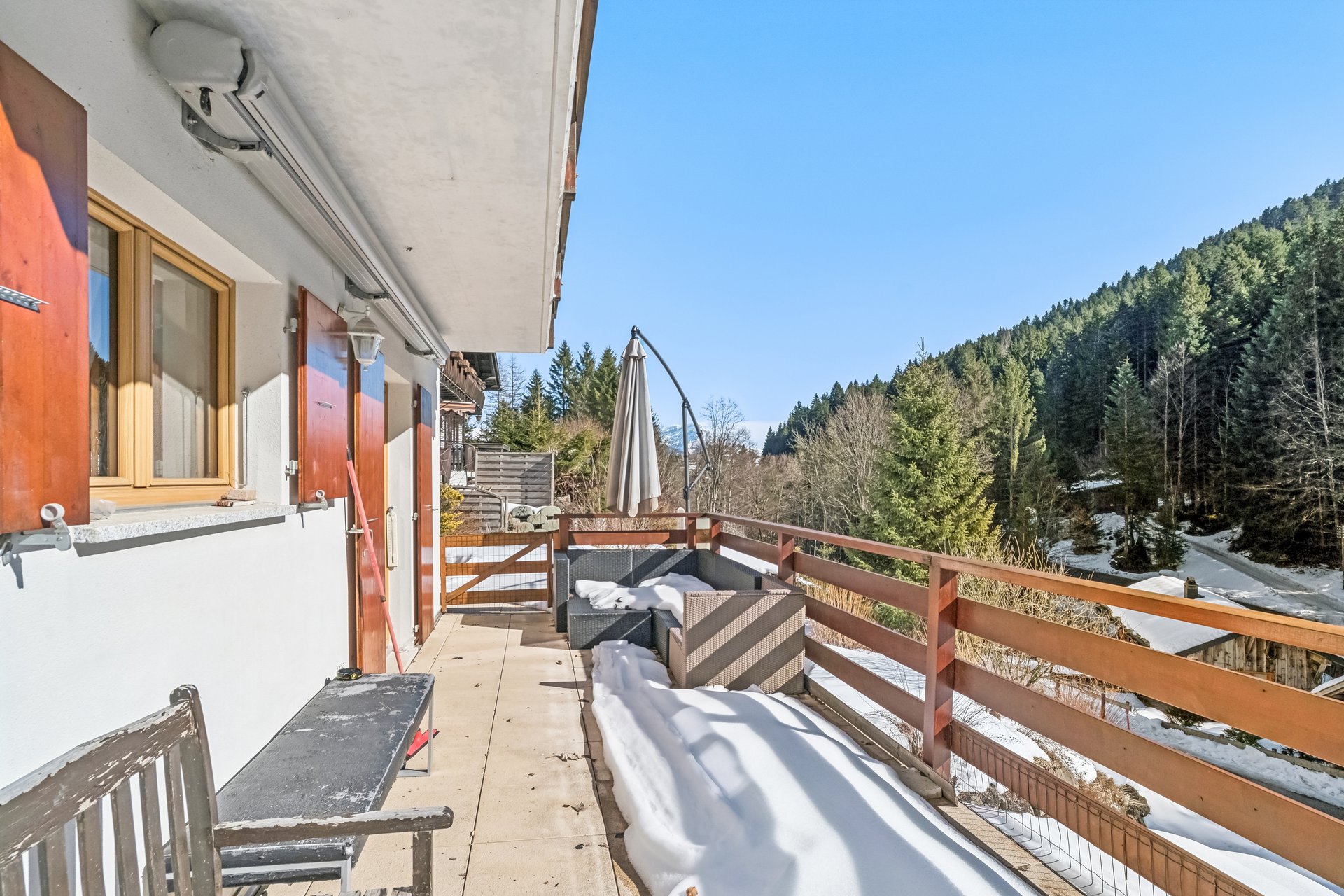 Balkon mit Bergblick und Schnee