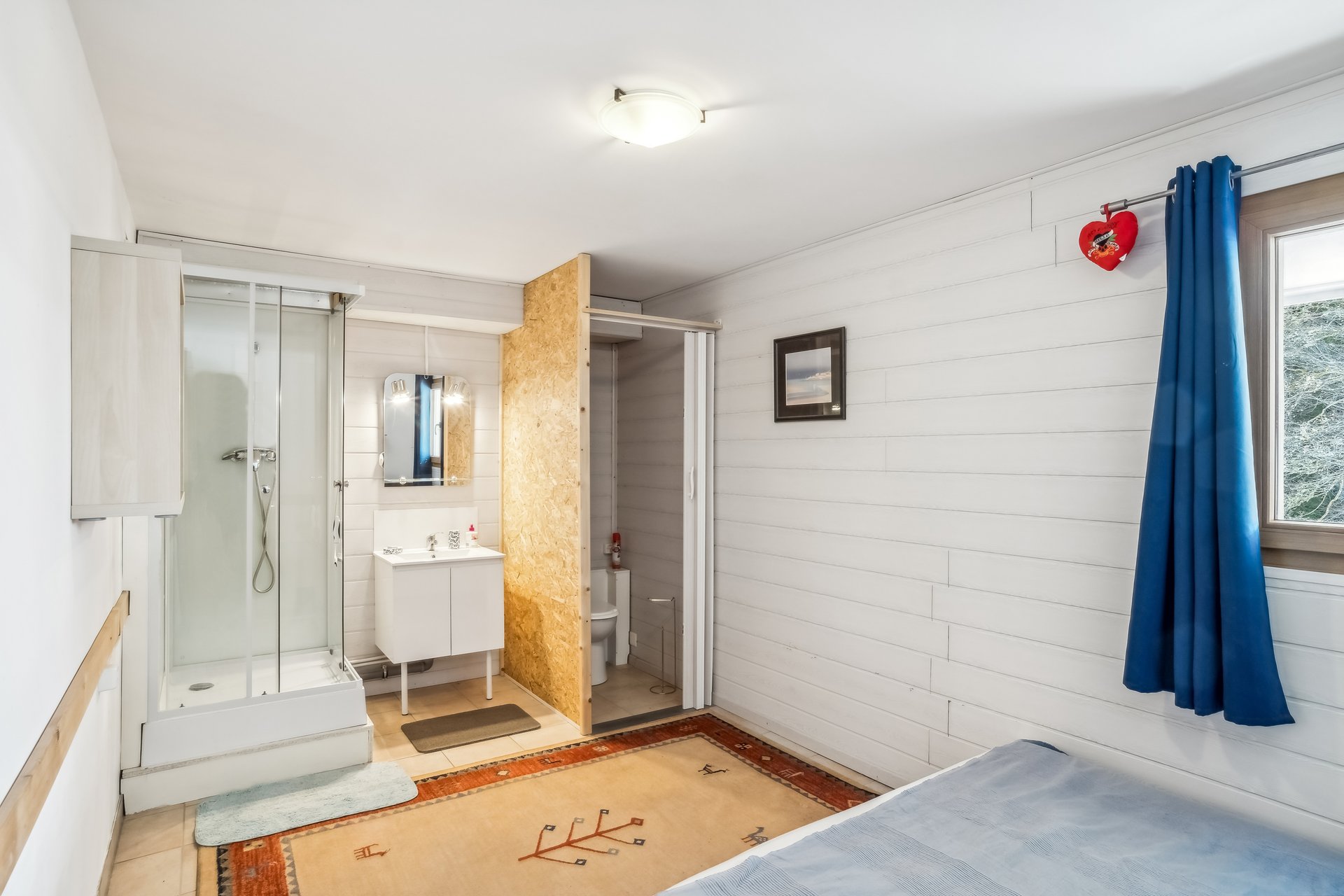 Badezimmer mit Schlafbereich