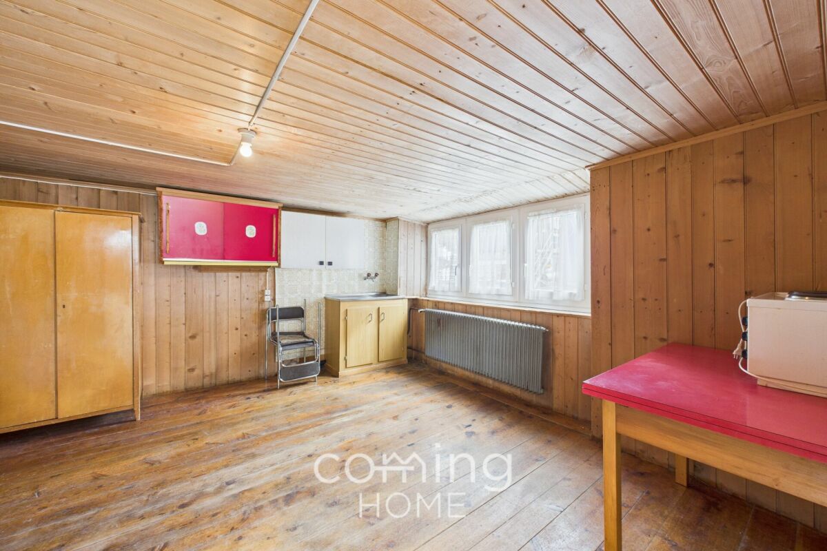 Rustikaler Wohnraum mit Holzverkleidung