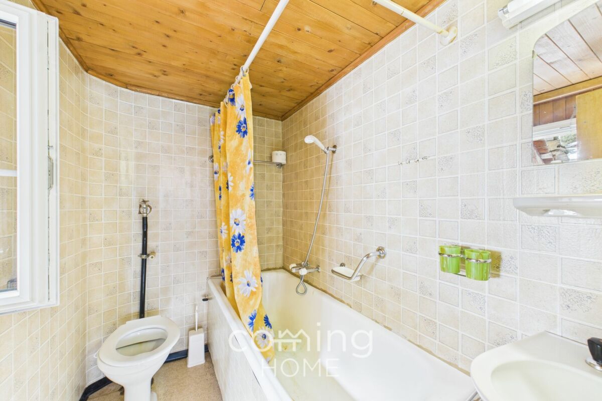 Badezimmer mit Badewanne und Retro-Fliesen