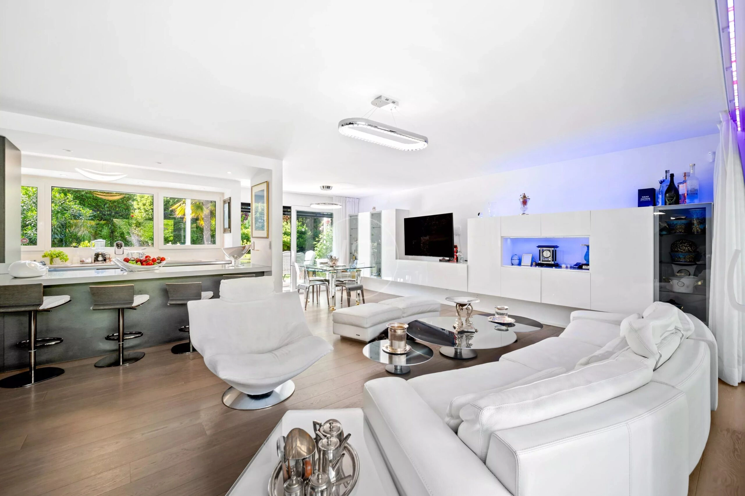 Offener Wohn- und Küchenbereich mit Lounge und Gartenblick