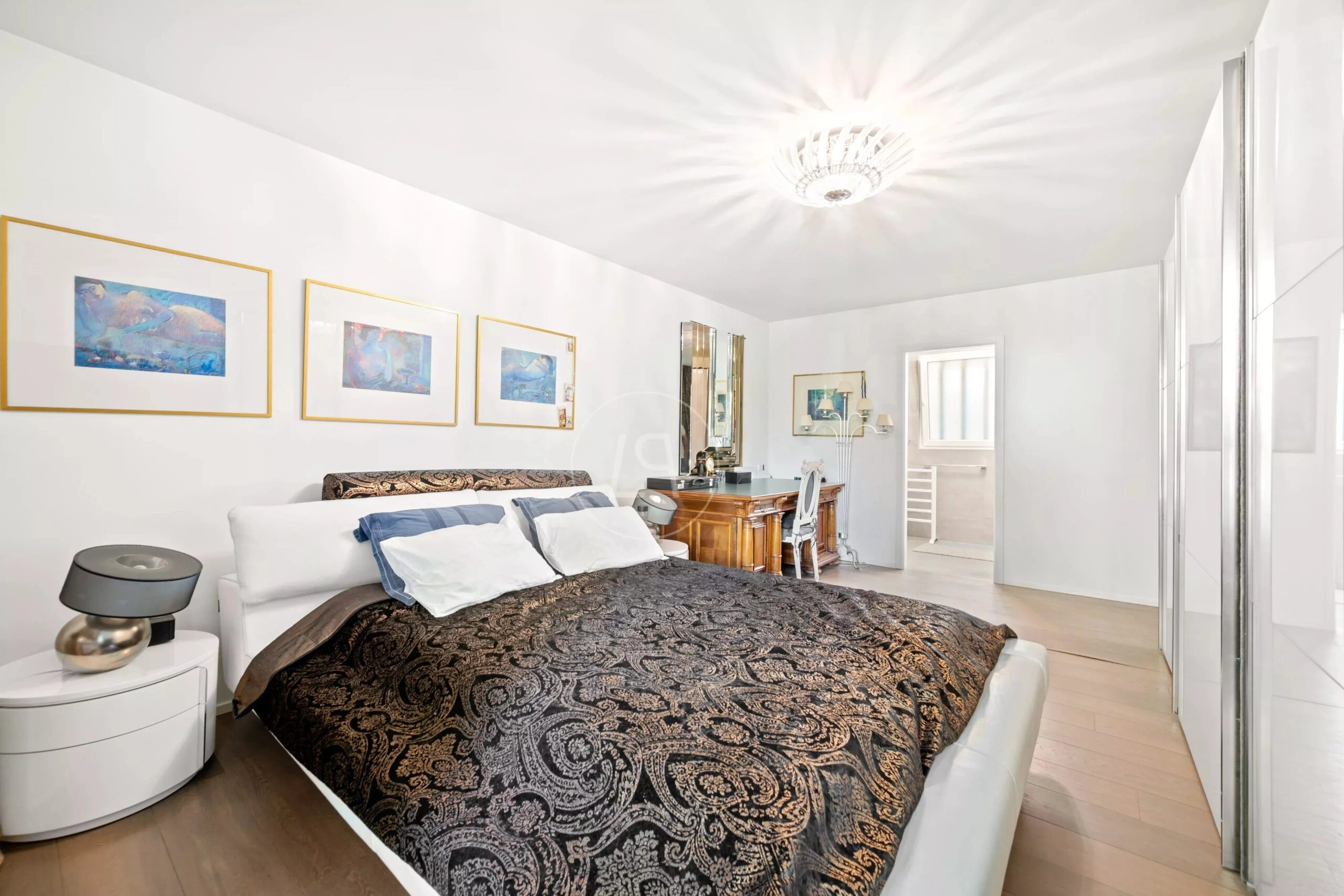 Helles Schlafzimmer mit klassischer Einrichtung