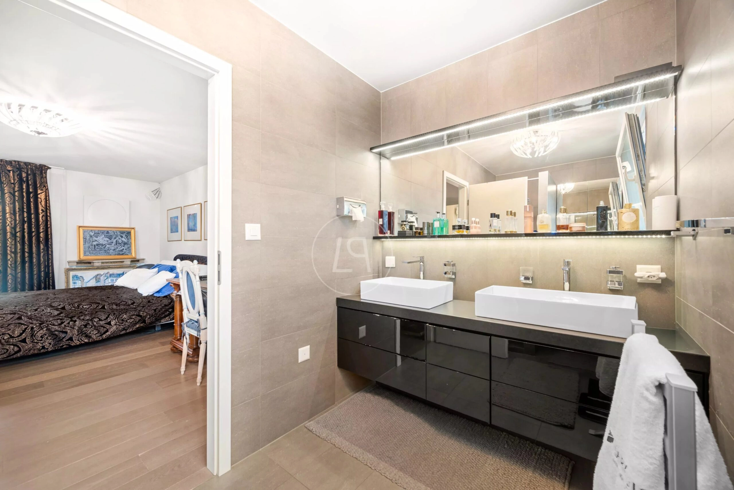 Modernes Bad mit angrenzendem Schlafzimmer