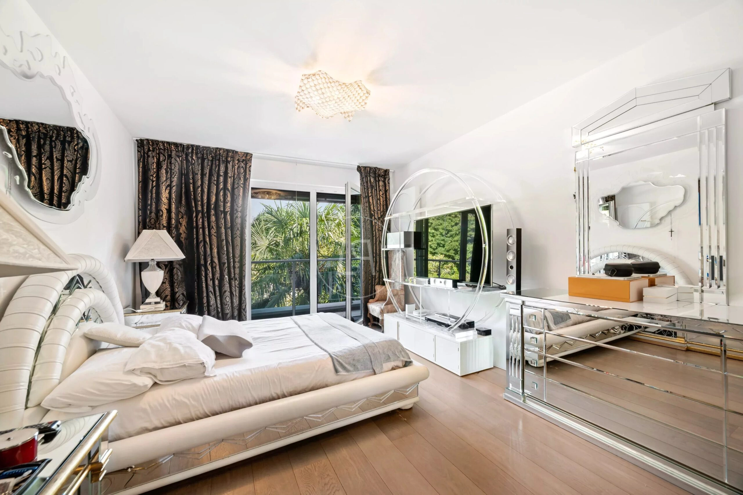 Helles, modern eingerichtetes Schlafzimmer