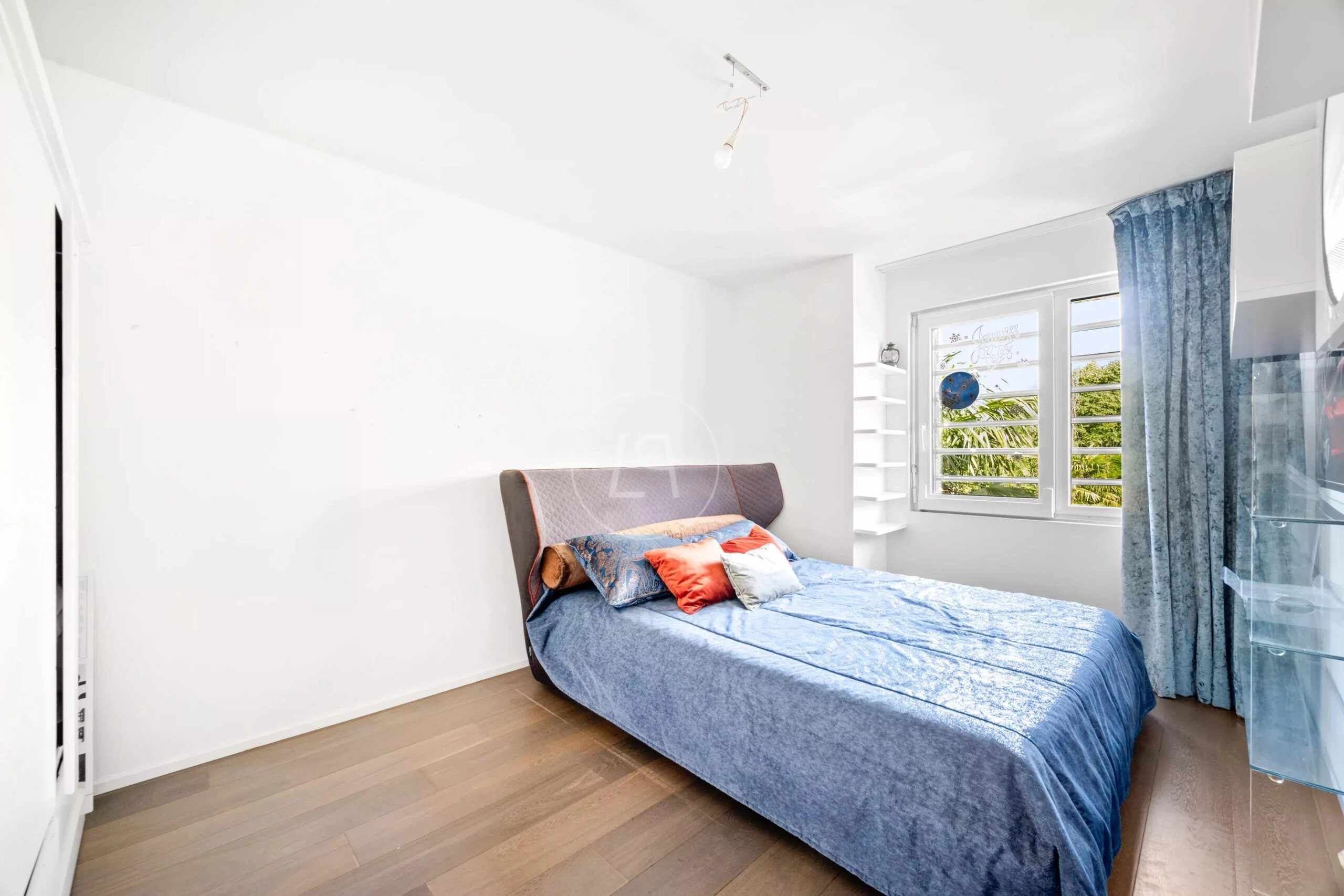 Helles Schlafzimmer mit Bett und Fenster