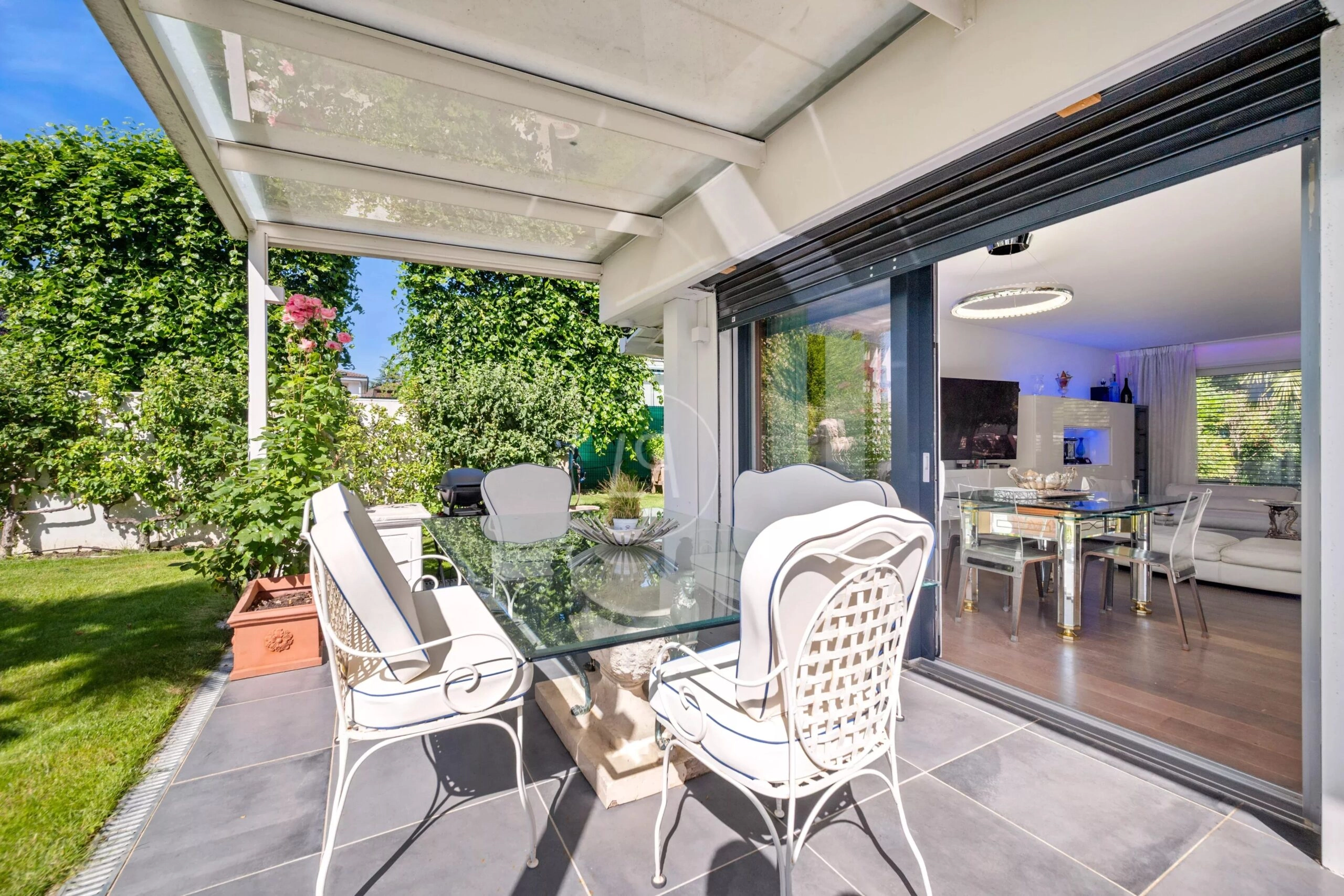 Überdachte Terrasse mit Gartenblick