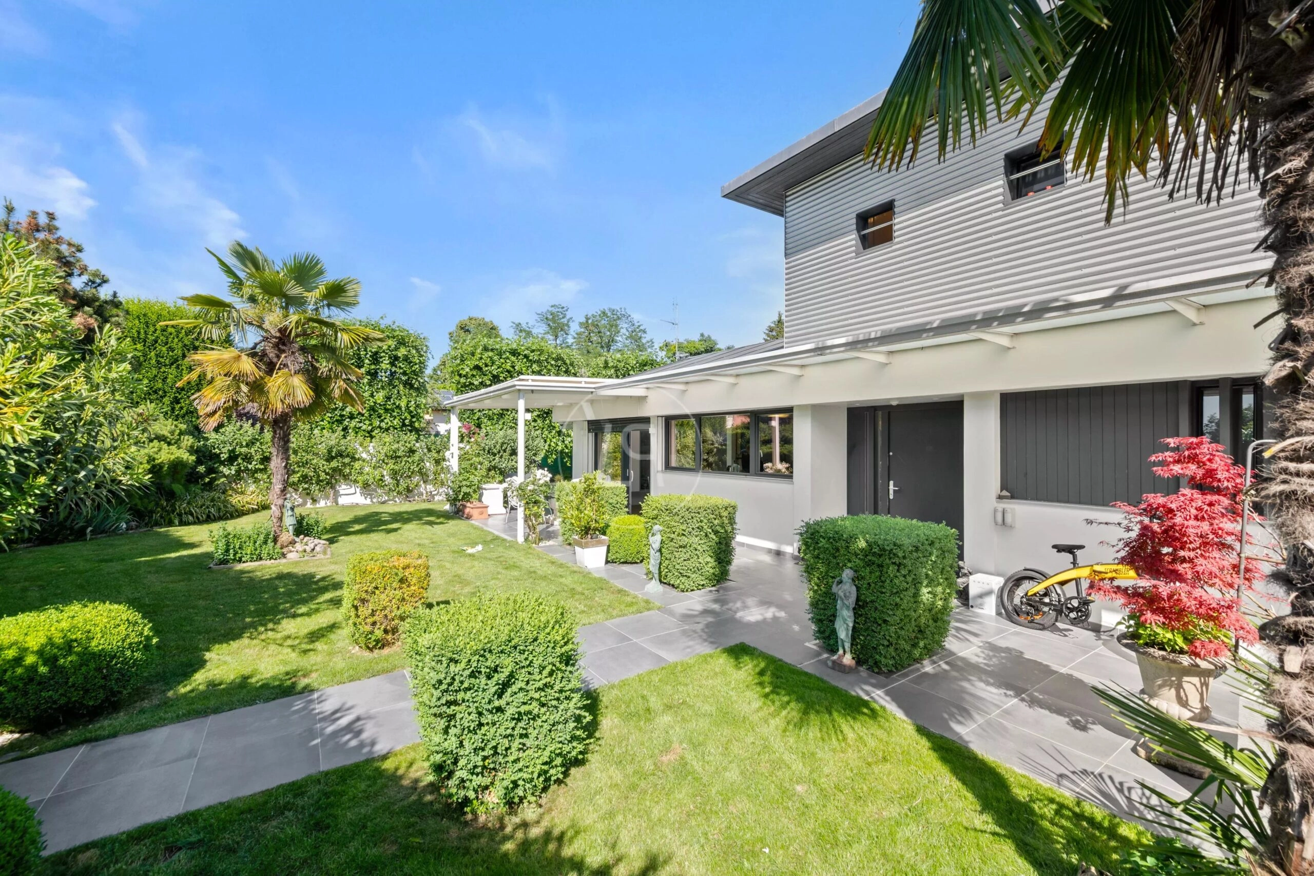 Moderne Villa mit gepflegtem Garten