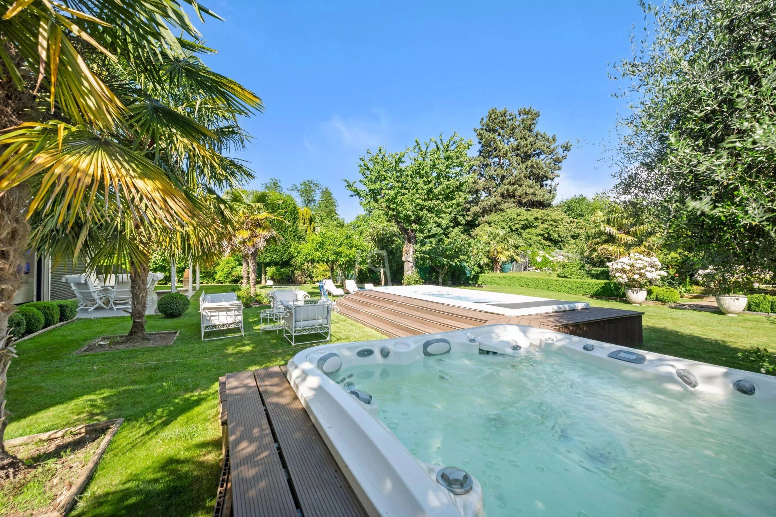 Garten mit Whirlpool und Pooldeck