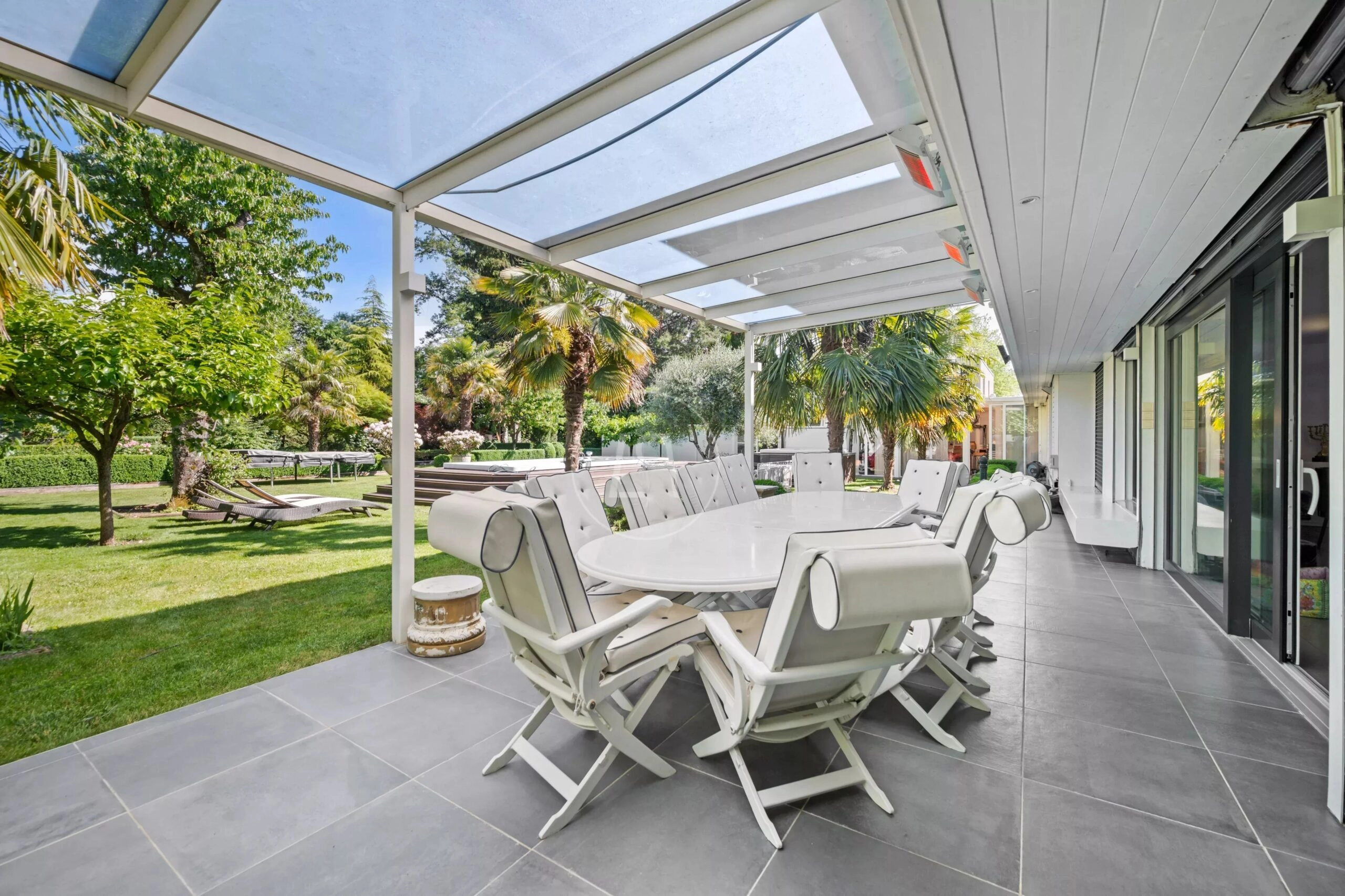 Überdachte Terrasse mit Gartenblick