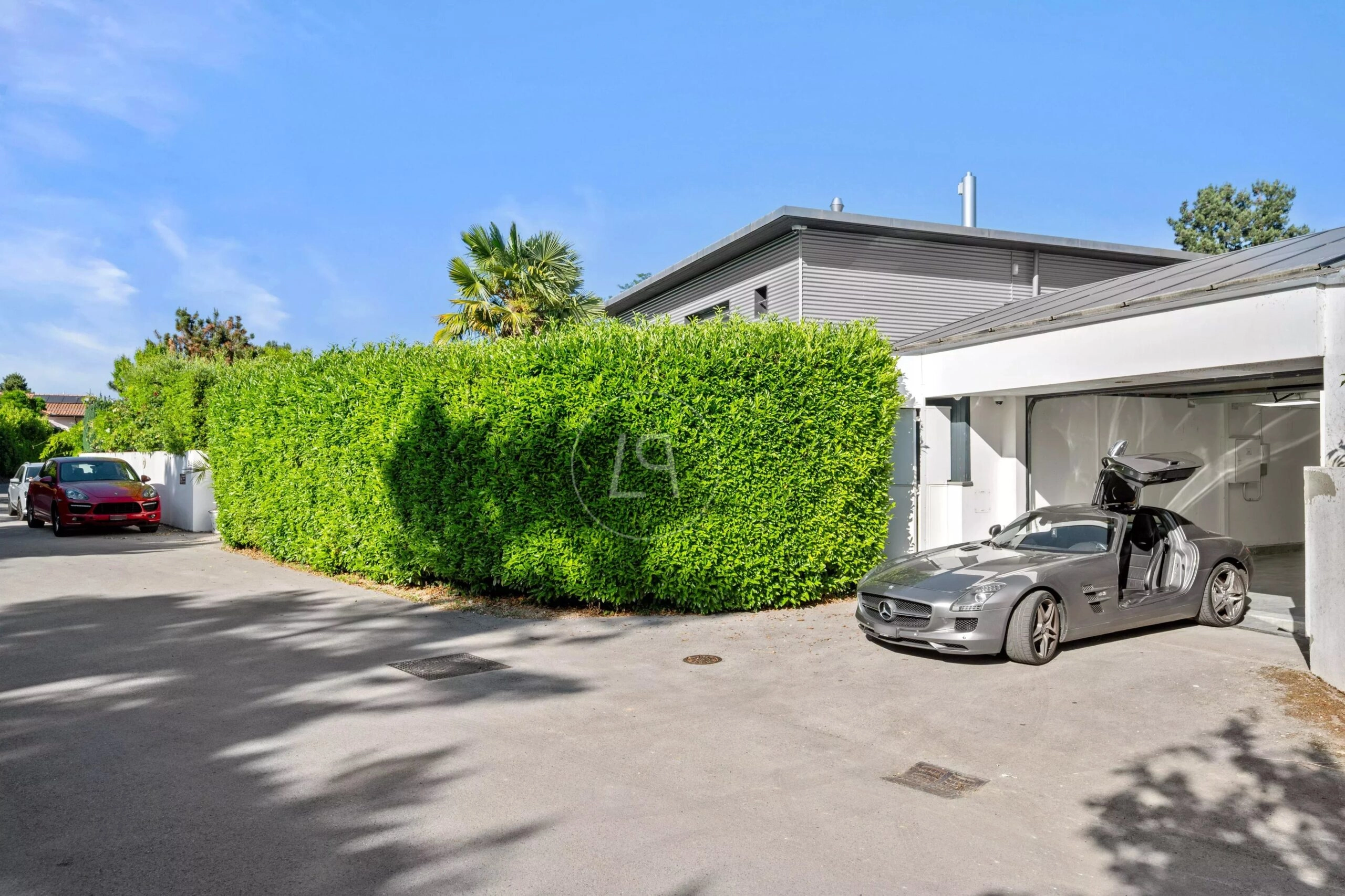 Außenansicht einer modernen Einfahrt mit Garage