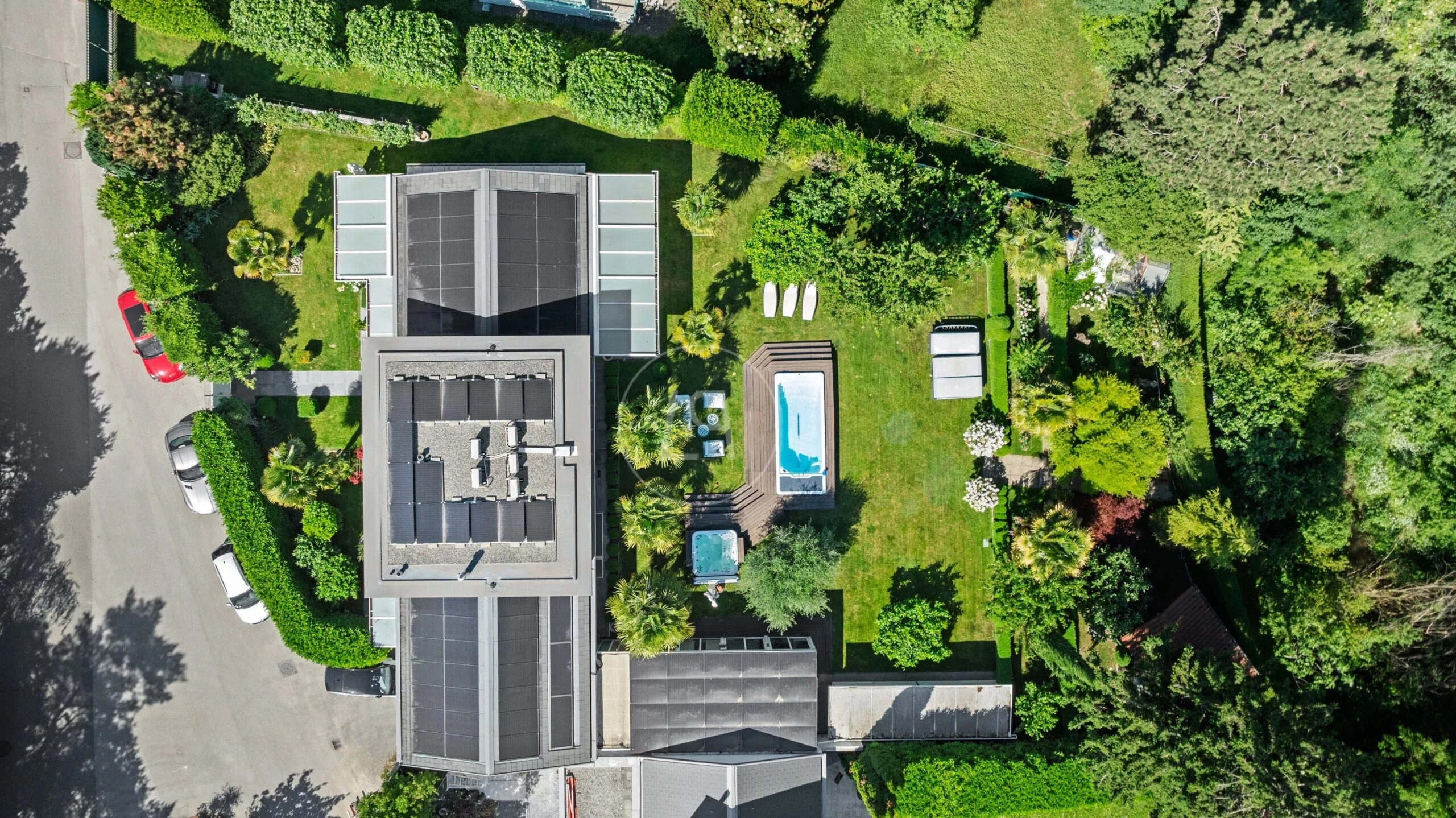 Luftaufnahme eines Hauses mit großem Garten