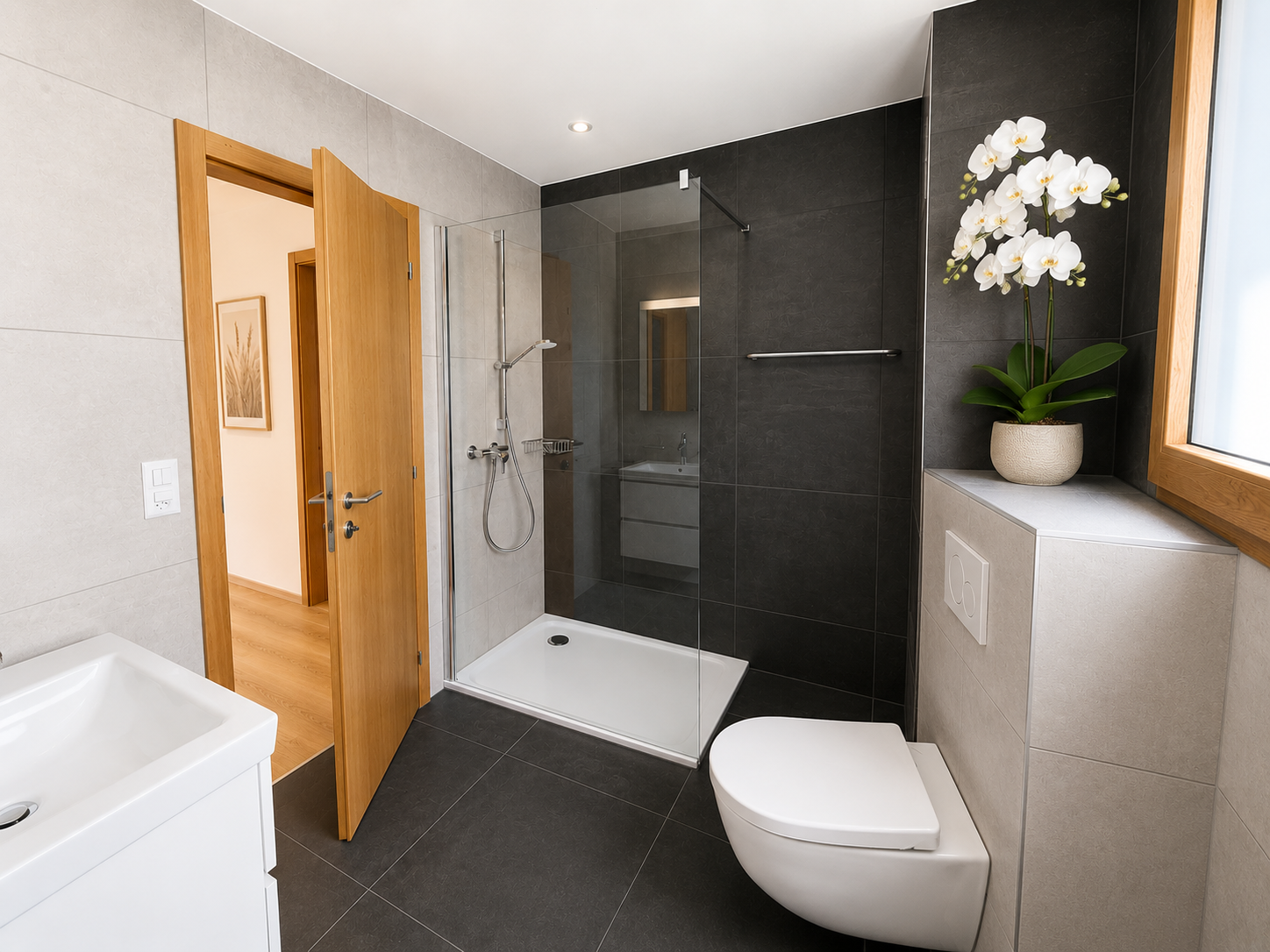 Modernes Badezimmer mit Glasdusche und WC