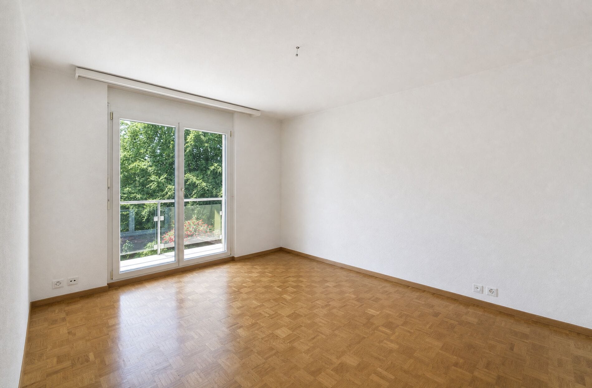 Leerer Wohnraum mit Balkonblick