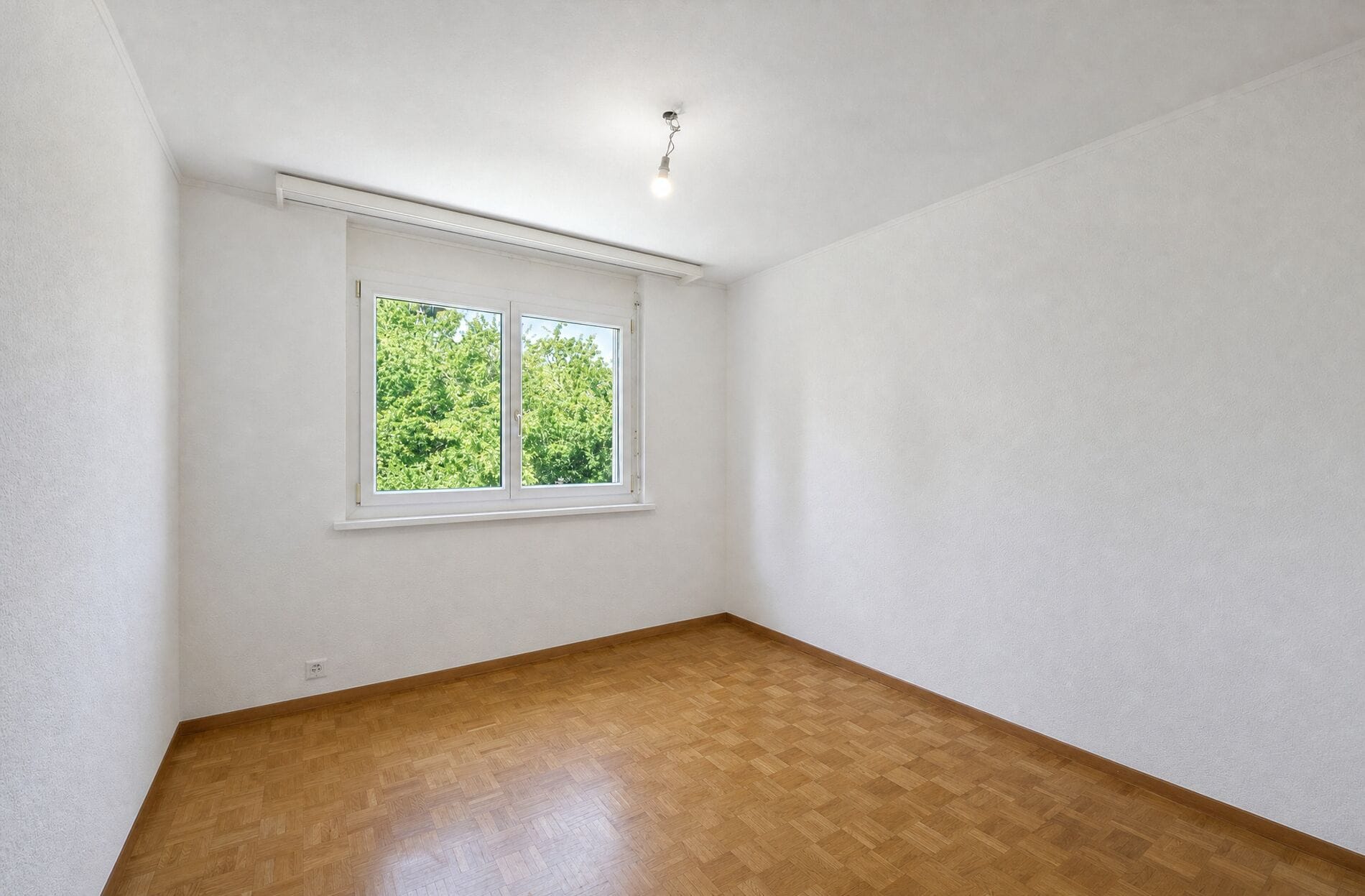 Leerer heller Raum mit Fenster