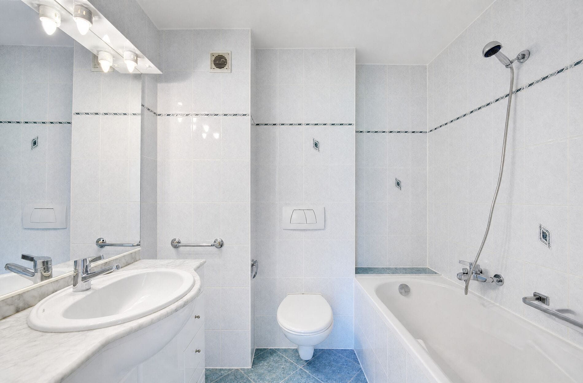 Helles Badezimmer mit Wanne, Toilette und Waschbecken