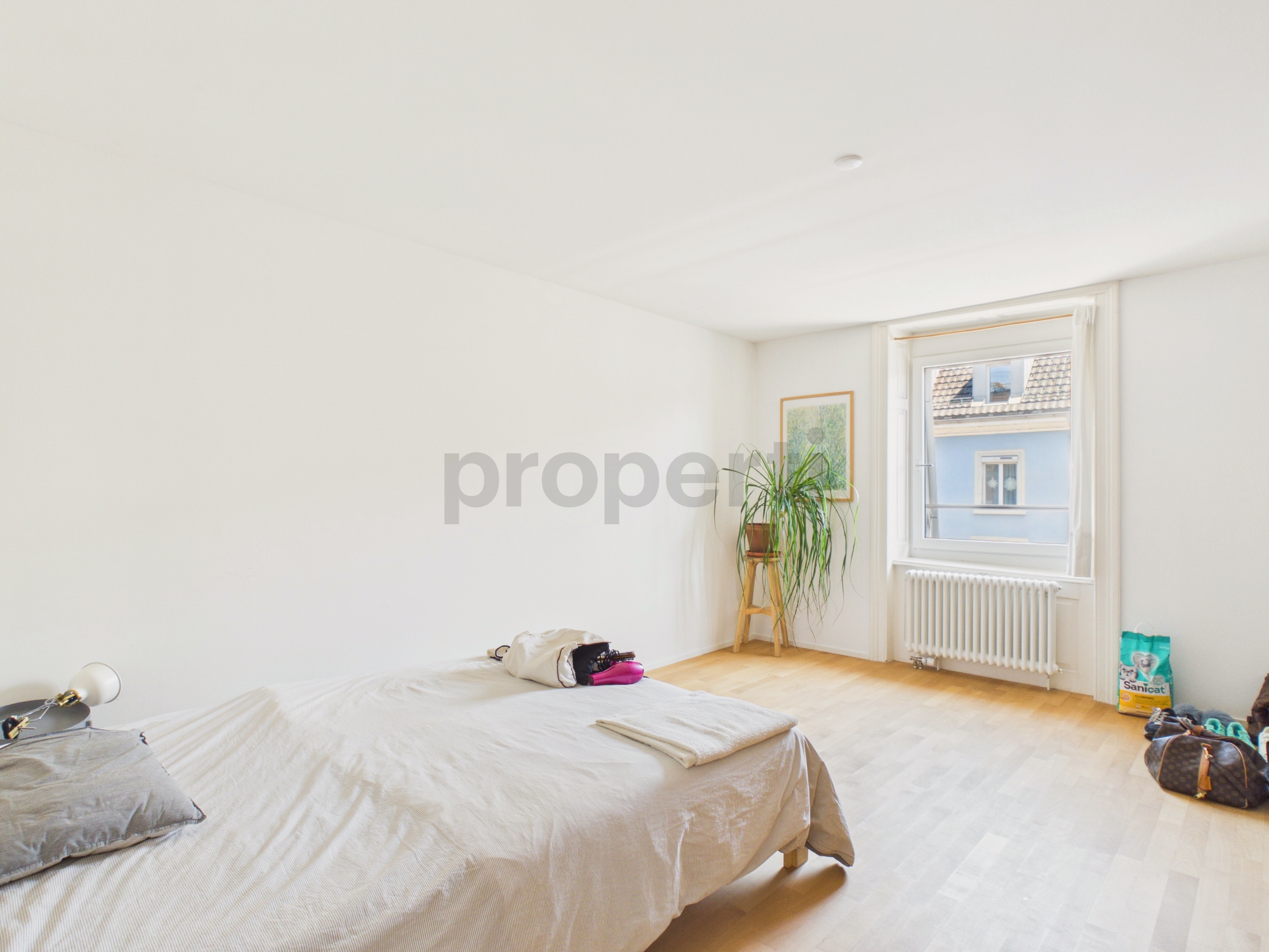 Helles Schlafzimmer mit schlichter Einrichtung