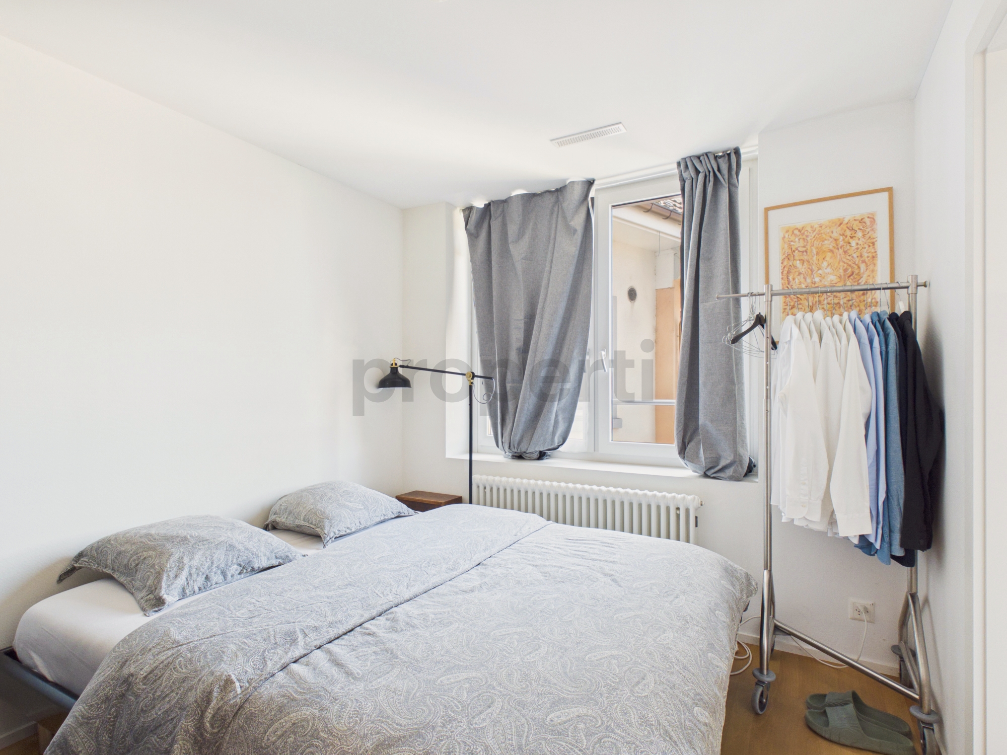 Helles Schlafzimmer mit Garderobe