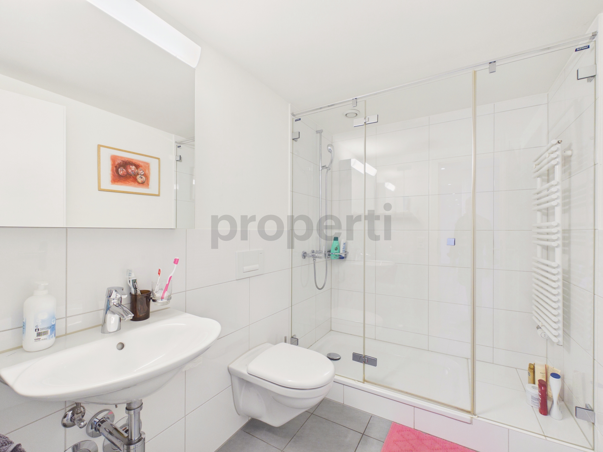 Modernes Badezimmer mit Dusche und WC