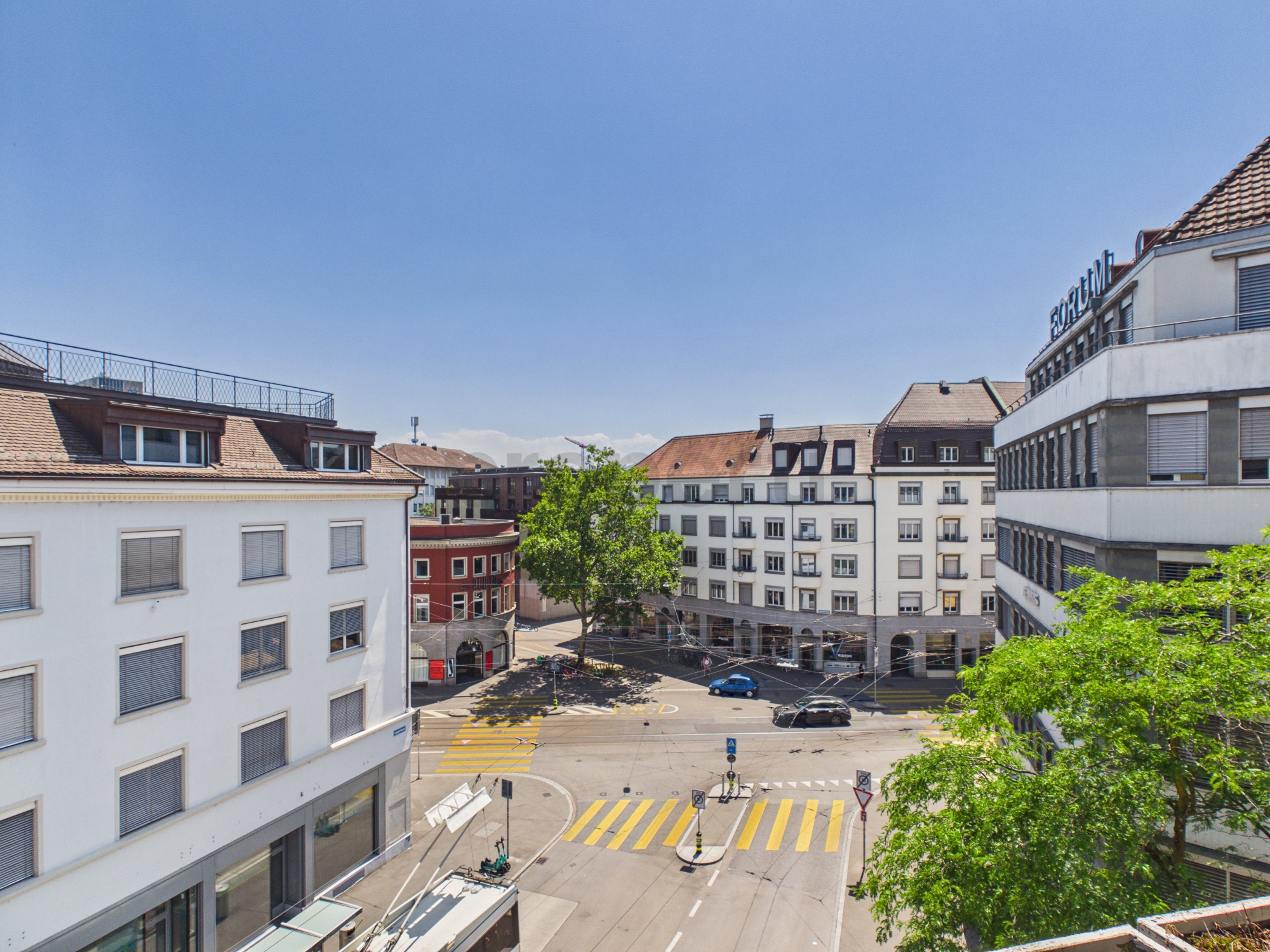 Städtischer Ausblick über Straßenkreuzung