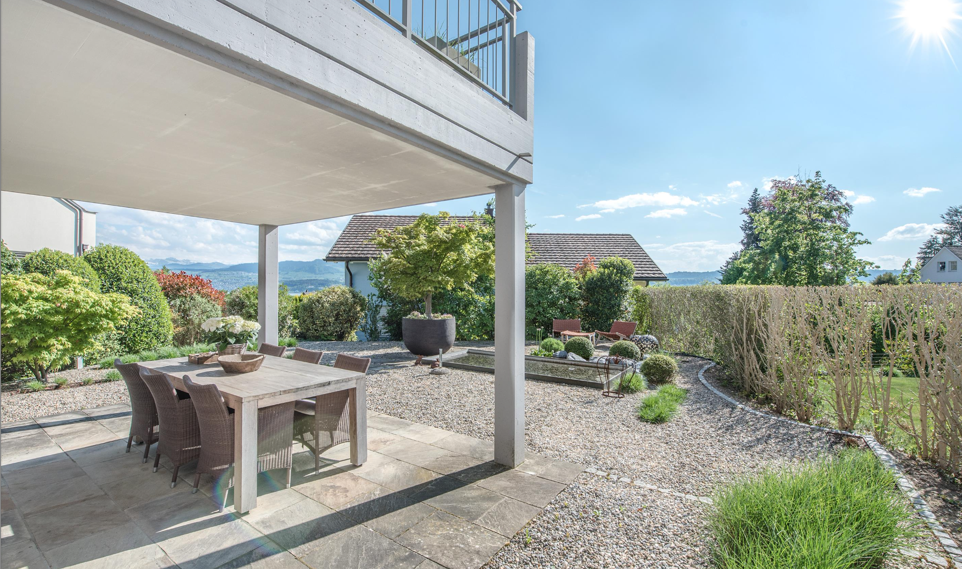 Überdachte Terrasse mit Gartenblick