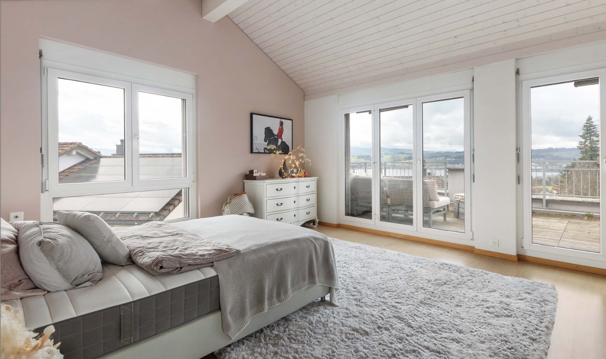 Helles Schlafzimmer mit Balkonblick