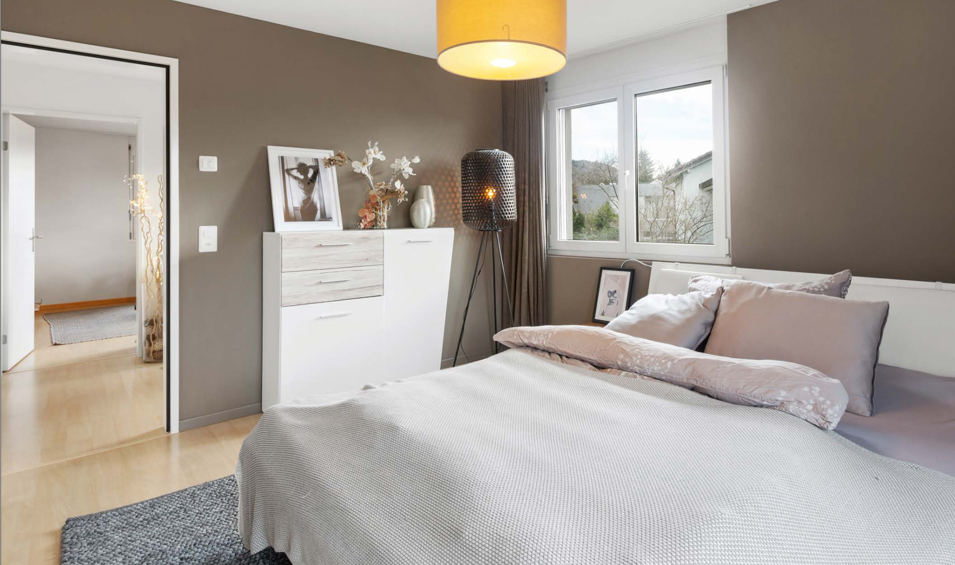 Helles Schlafzimmer mit modernem Staging