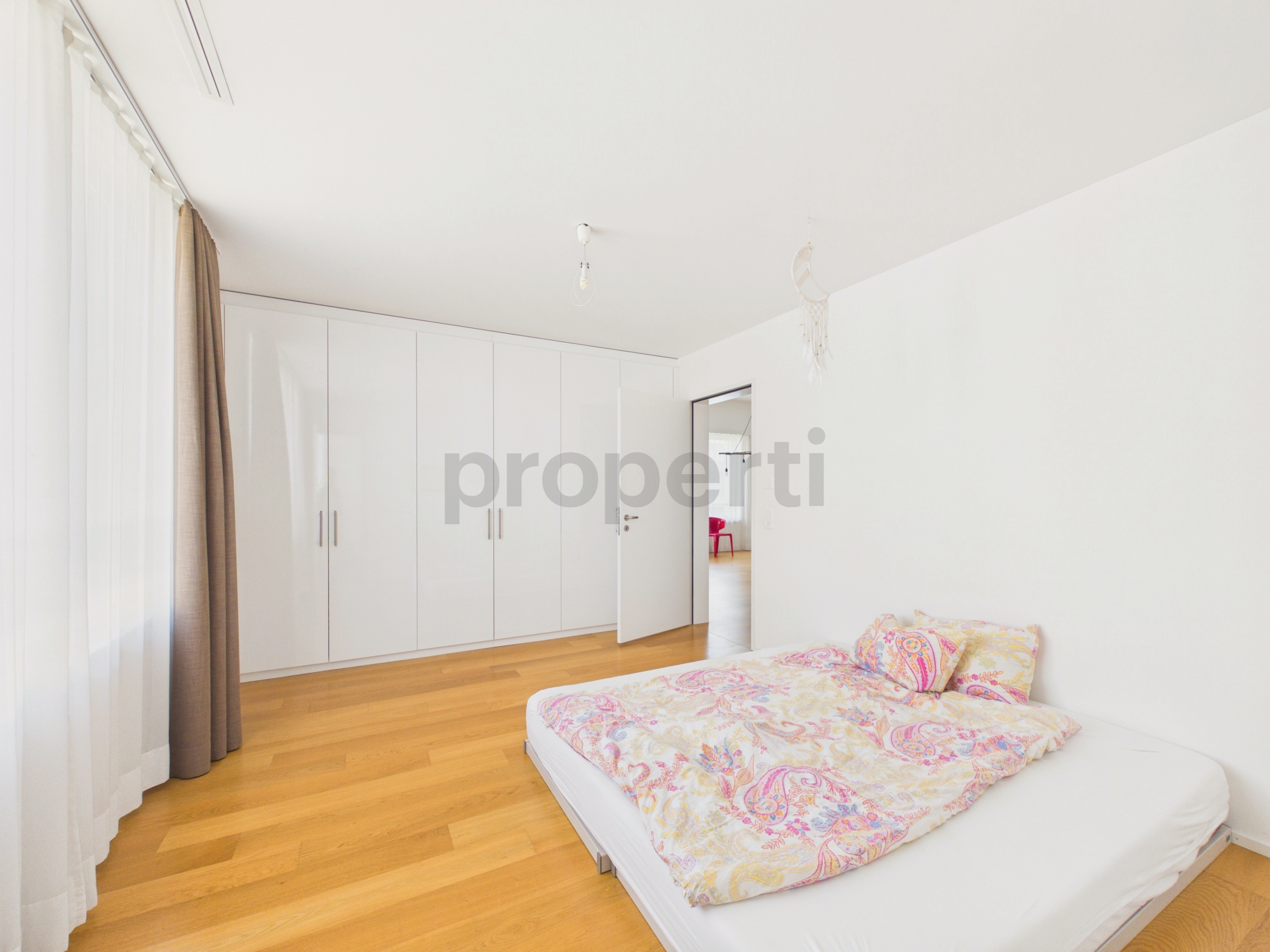 Helles Schlafzimmer mit Einbauschrank
