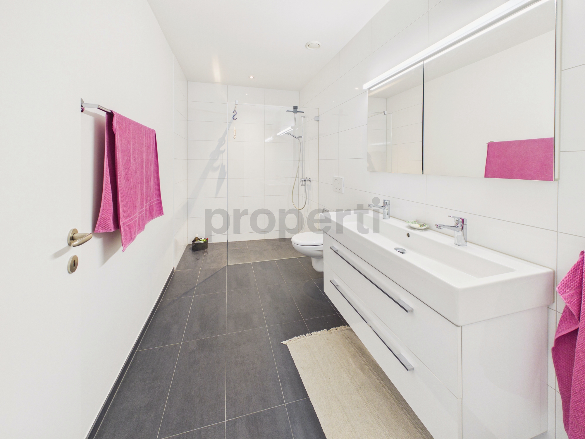 Modernes Badezimmer mit Dusche und Doppelwaschtisch