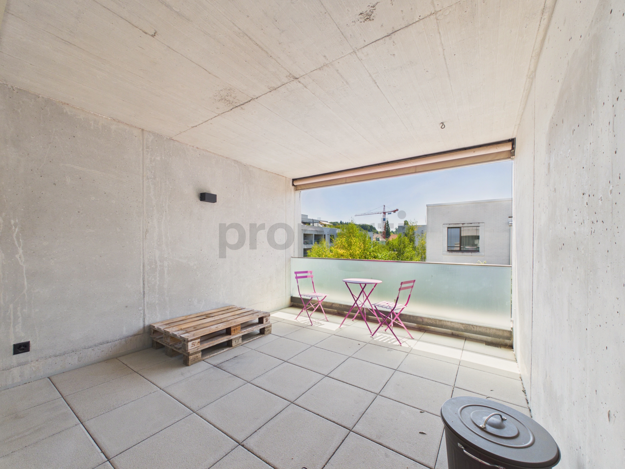 Überdachte Terrasse mit minimalistischer Möblierung