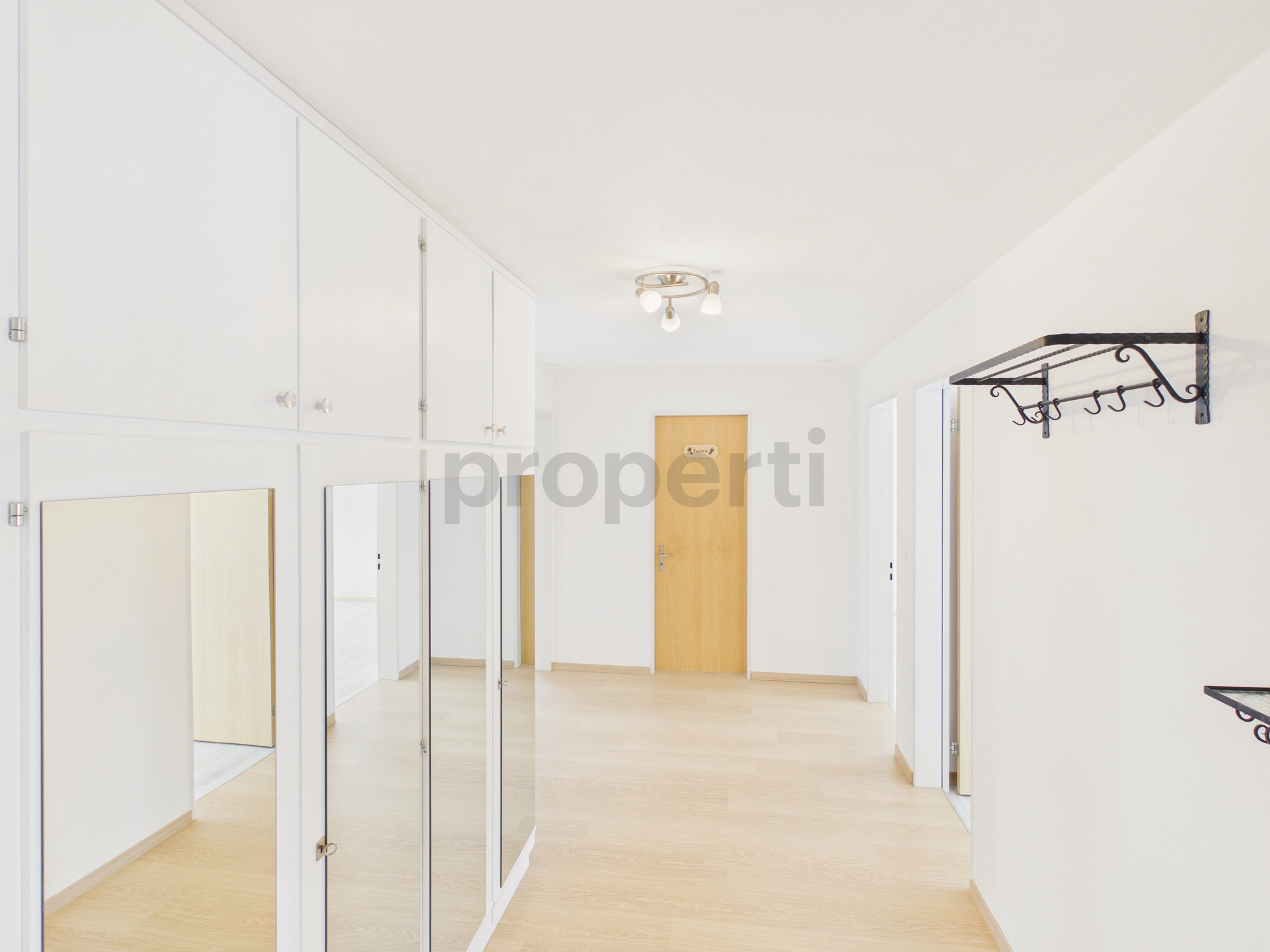 Heller Flur mit Einbauschränken und Spiegeln