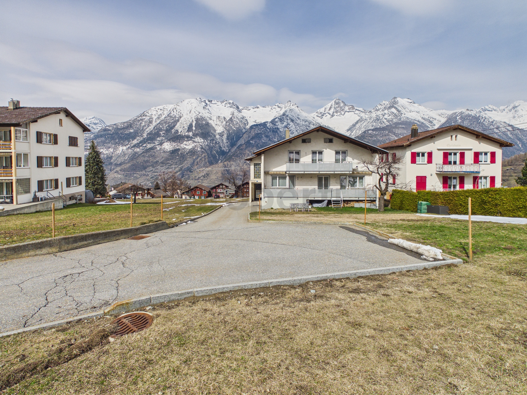 Wohnhäuser mit Alpenpanorama